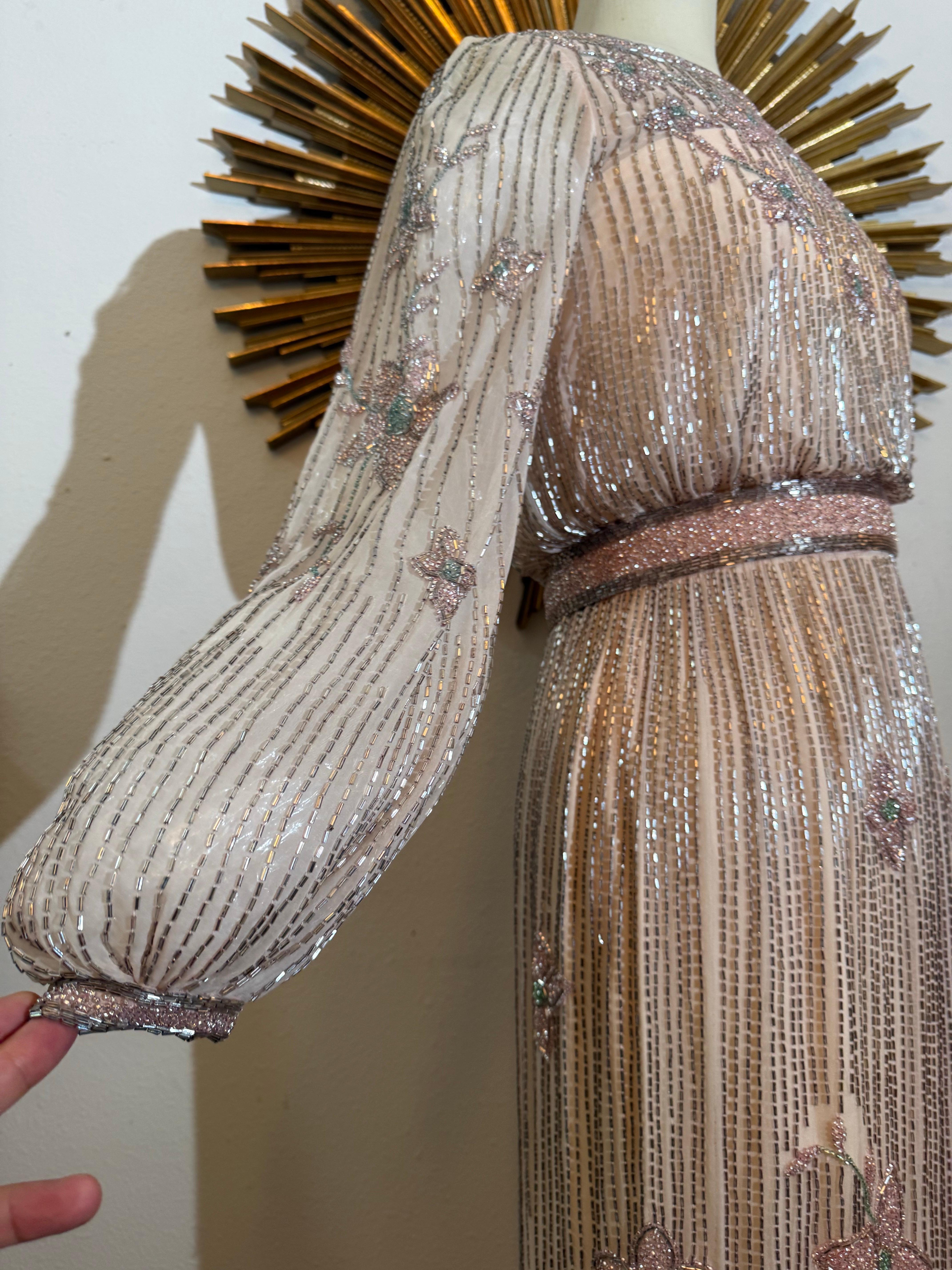 Alfred Bosand, un abito in seta rosa pallido degli anni '70 con bellissime perline argentate e rosa scintillante. in vendita 2