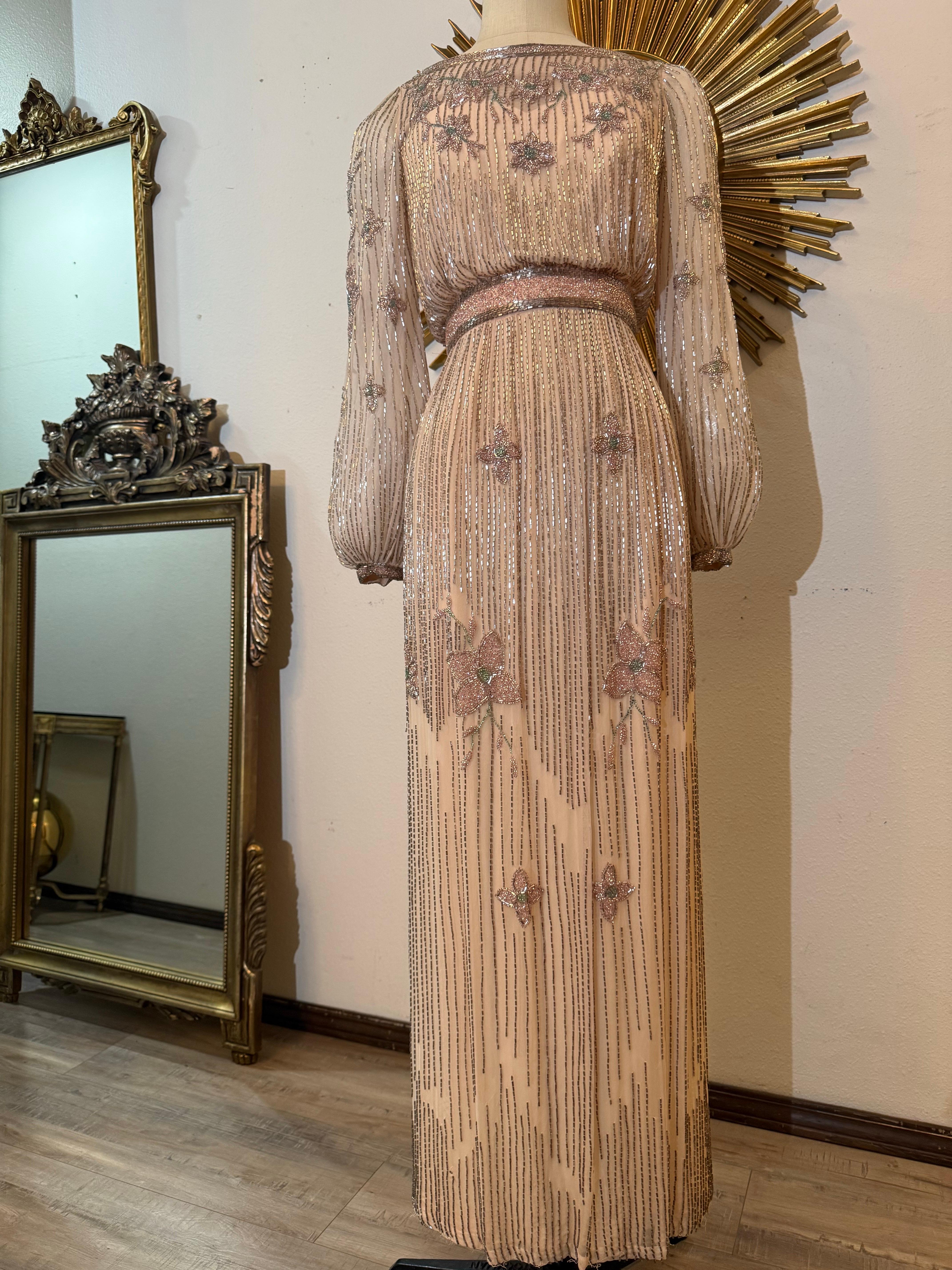 Alfred Bosand, un abito in seta rosa pallido degli anni '70 con bellissime perline argentate e rosa scintillante. in vendita 3