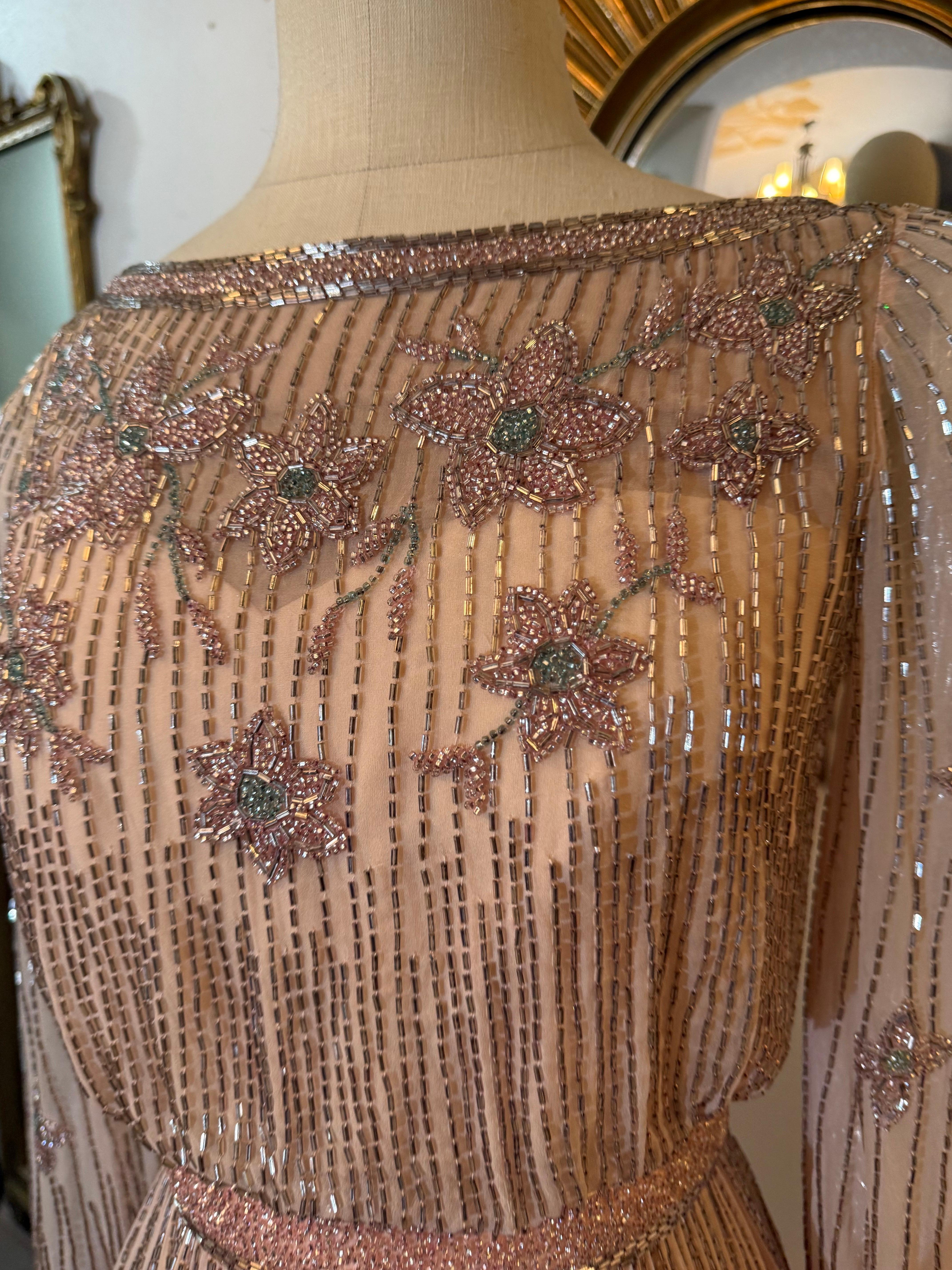 Alfred Bosand, un abito in seta rosa pallido degli anni '70 con bellissime perline argentate e rosa scintillante. in vendita 4