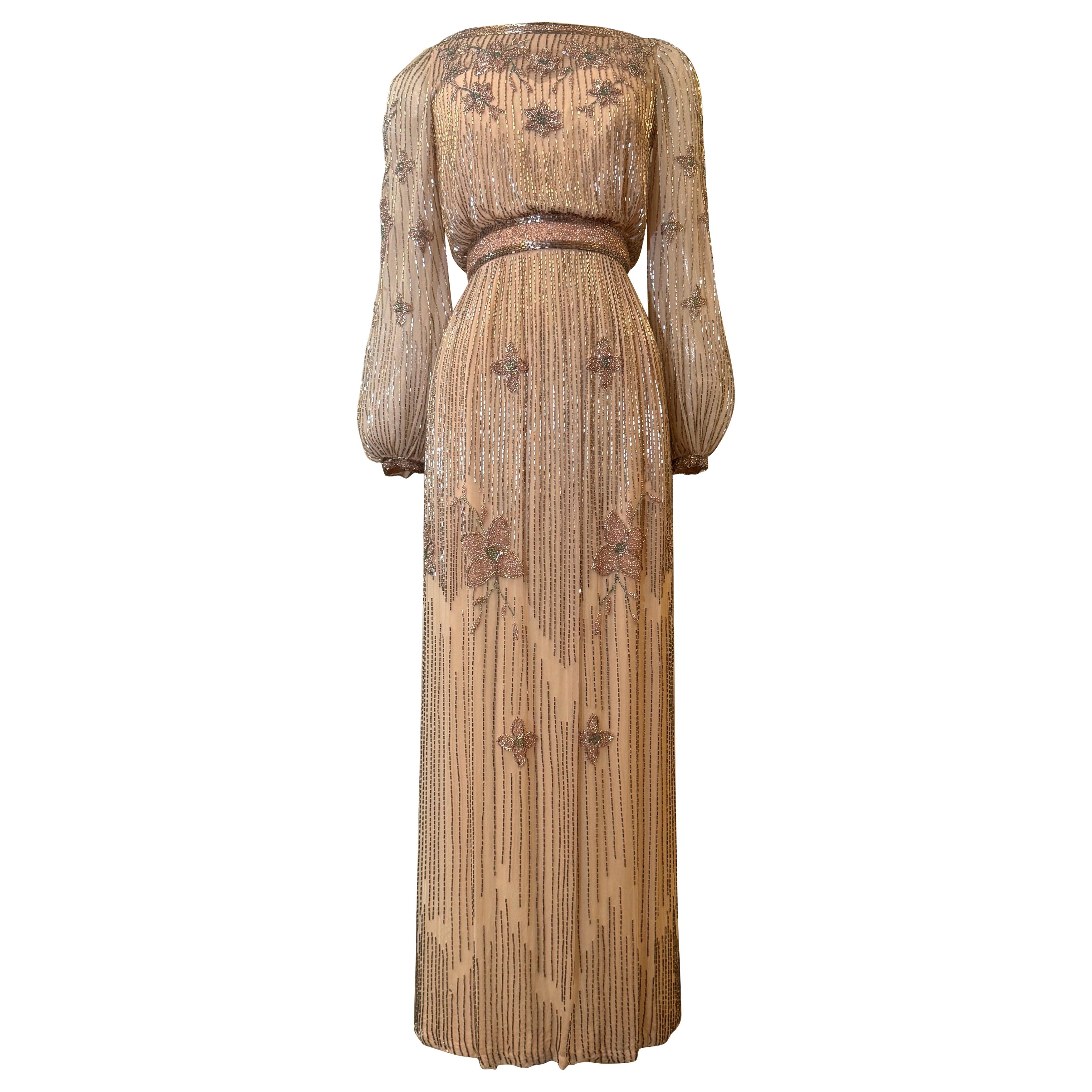 Alfred Bosand, un abito in seta rosa pallido degli anni 
70 con bellissime perline argentate e rosa scintillante. in vendita