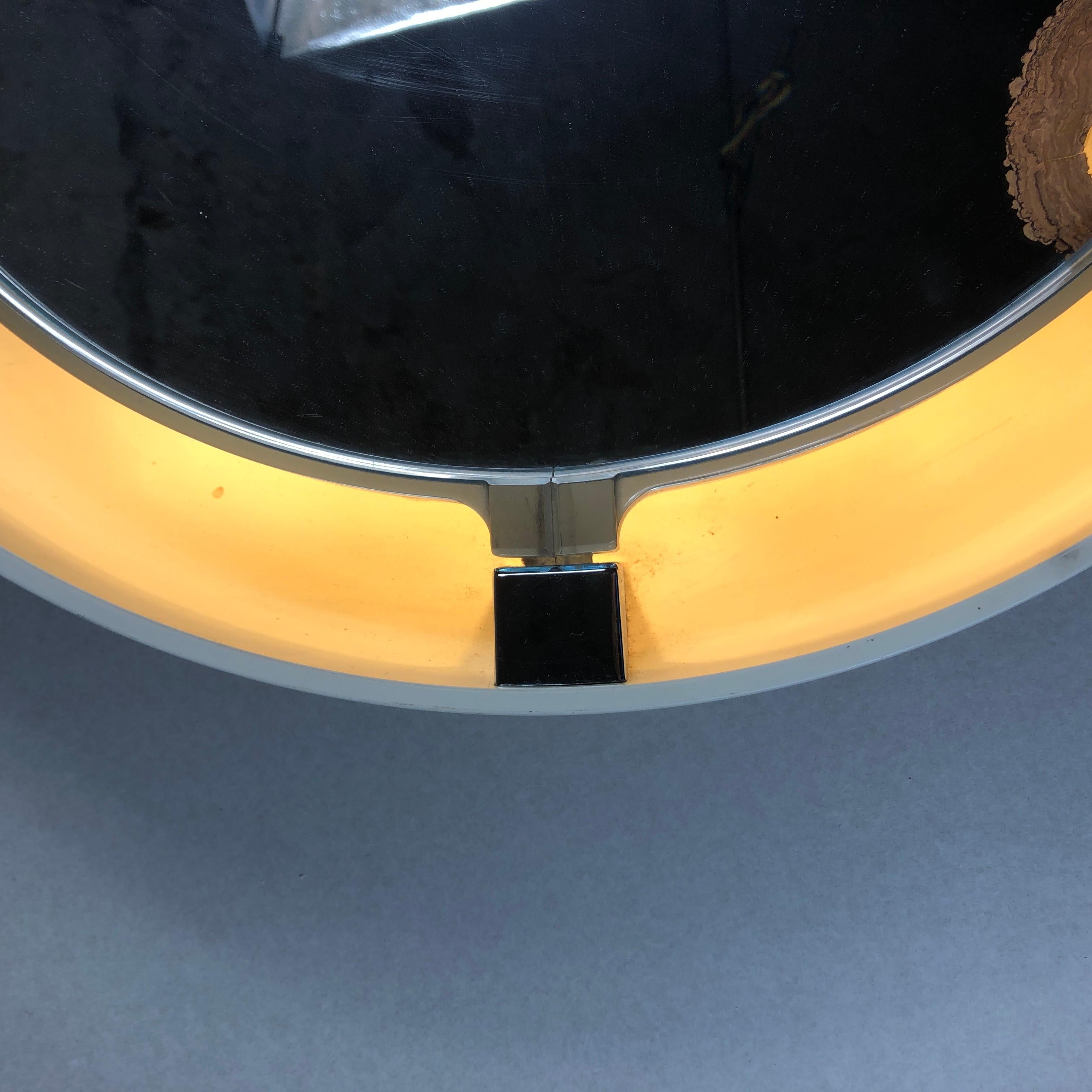 Prächtiger Spiegel im Vintage-Design mit Licht.
Entworfen von allibert.
Der Spiegel wurde in den 1970er Jahren in Deutschland hergestellt.

Der Spiegel hat die Form eines Kreises und besteht aus Kunststoff. Farbe: Beige 

Der Spiegel kann sowohl in