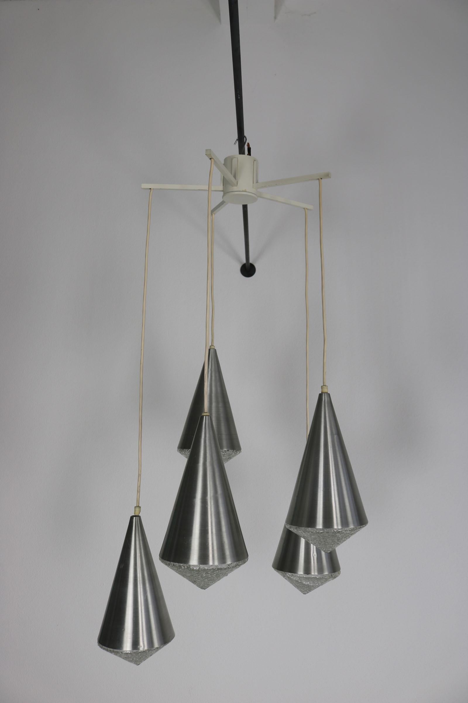 Mid-Century moderno Lampada a sospensione a cascata in alluminio con vetro di cristallo, Germania, anni '70 in vendita