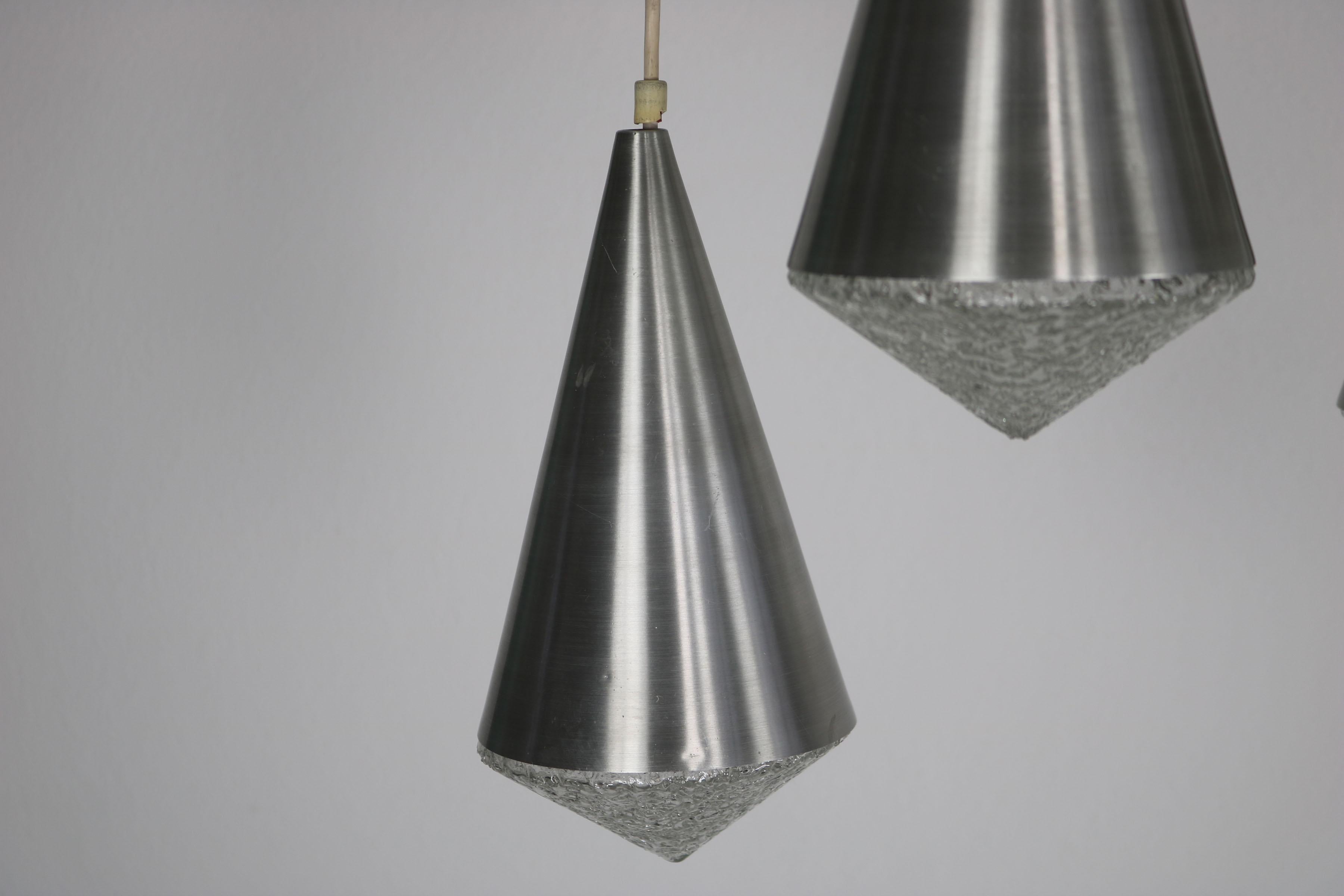 Tedesco Lampada a sospensione a cascata in alluminio con vetro di cristallo, Germania, anni '70 in vendita