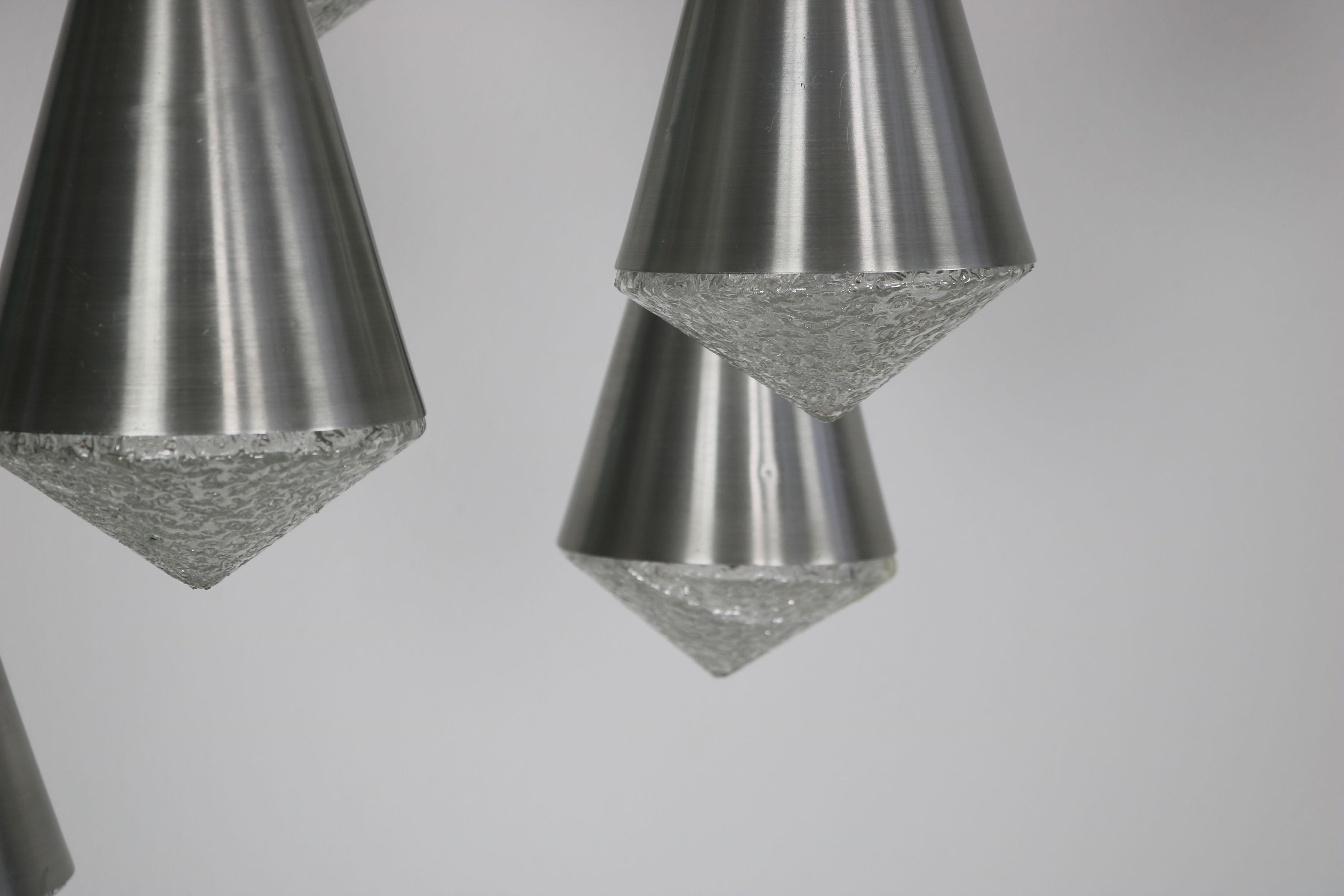 Lampada a sospensione a cascata in alluminio con vetro di cristallo, Germania, anni '70 In condizioni discrete in vendita a Wolfurt, AT