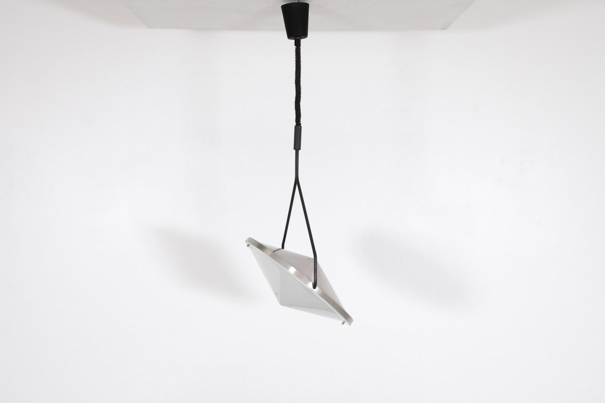 Magnifique plafonnier 'Kompas' de RAAK des années 1970 en aluminium et plexiglas. Conception révolutionnaire avec cadre de suspension réglable en hauteur et source lumineuse à rotation indépendante pour une redirection de la lumière sans effort. Un