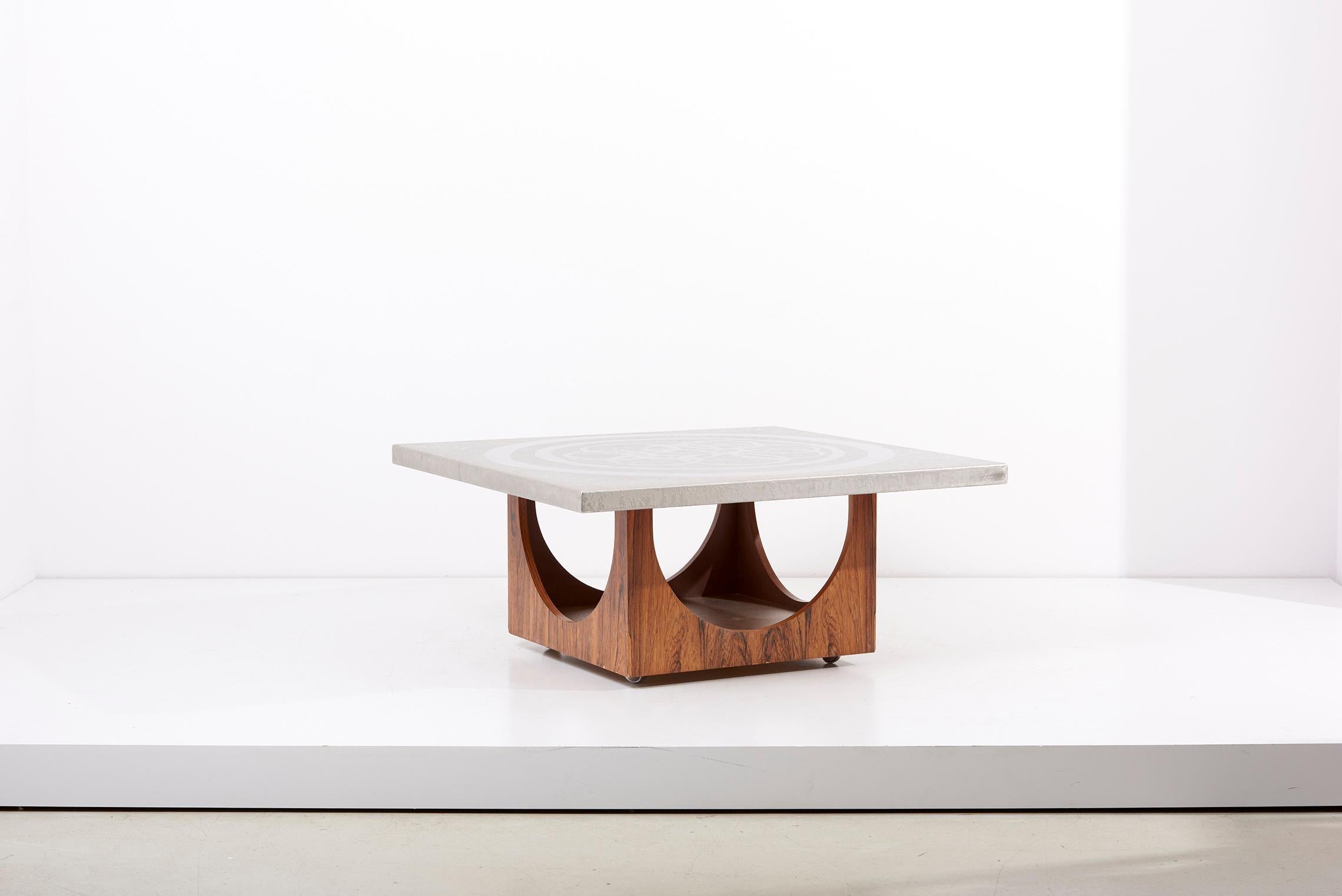 Table basse des années 1970 en aluminium avec base en bois, Allemagne.
Table basse extravertie très décorative avec un plateau et un fond en aluminium bordé.
