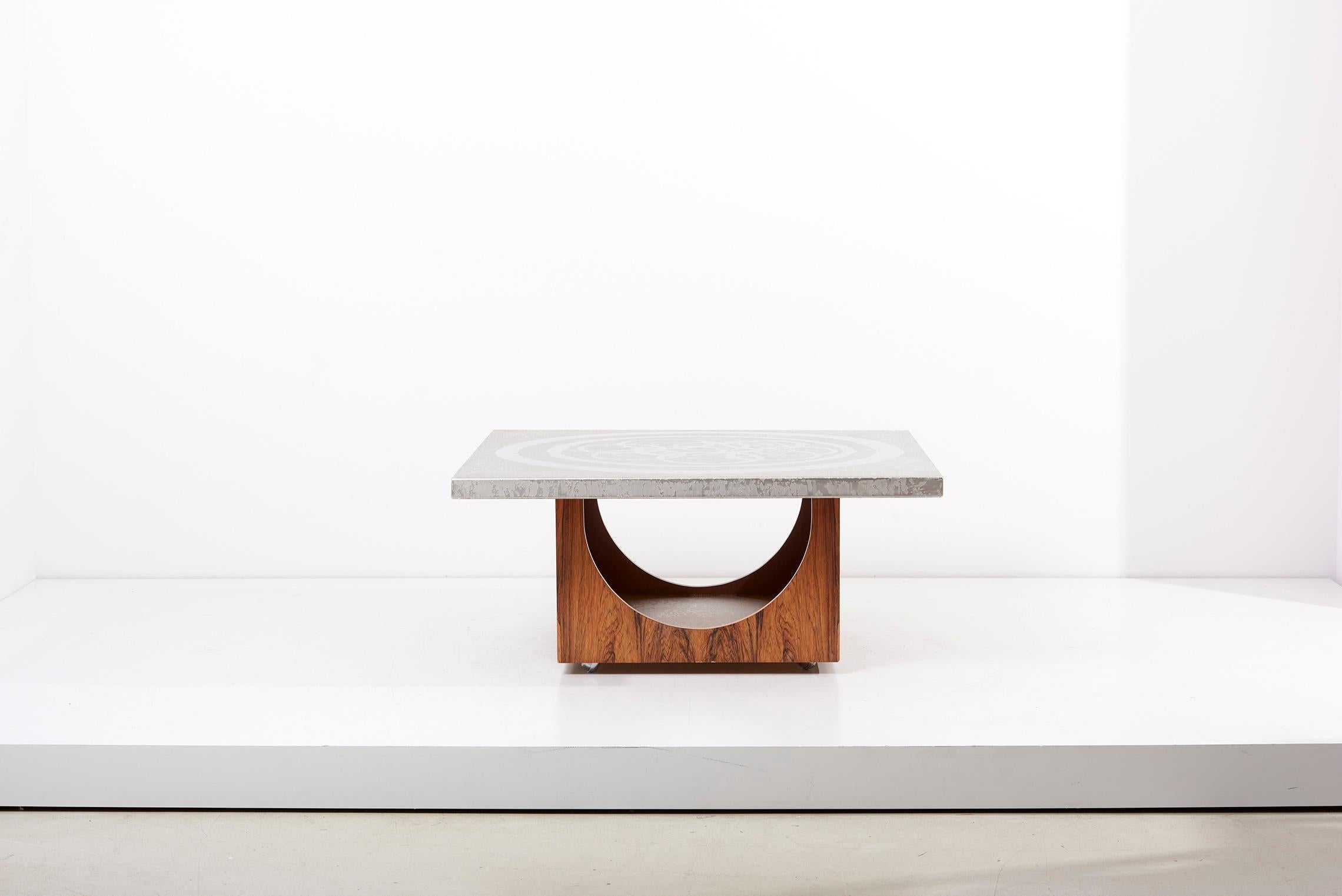 Mid-Century Modern Table basse à bords en aluminium des années 1970 avec base en bois, Allemagne en vente