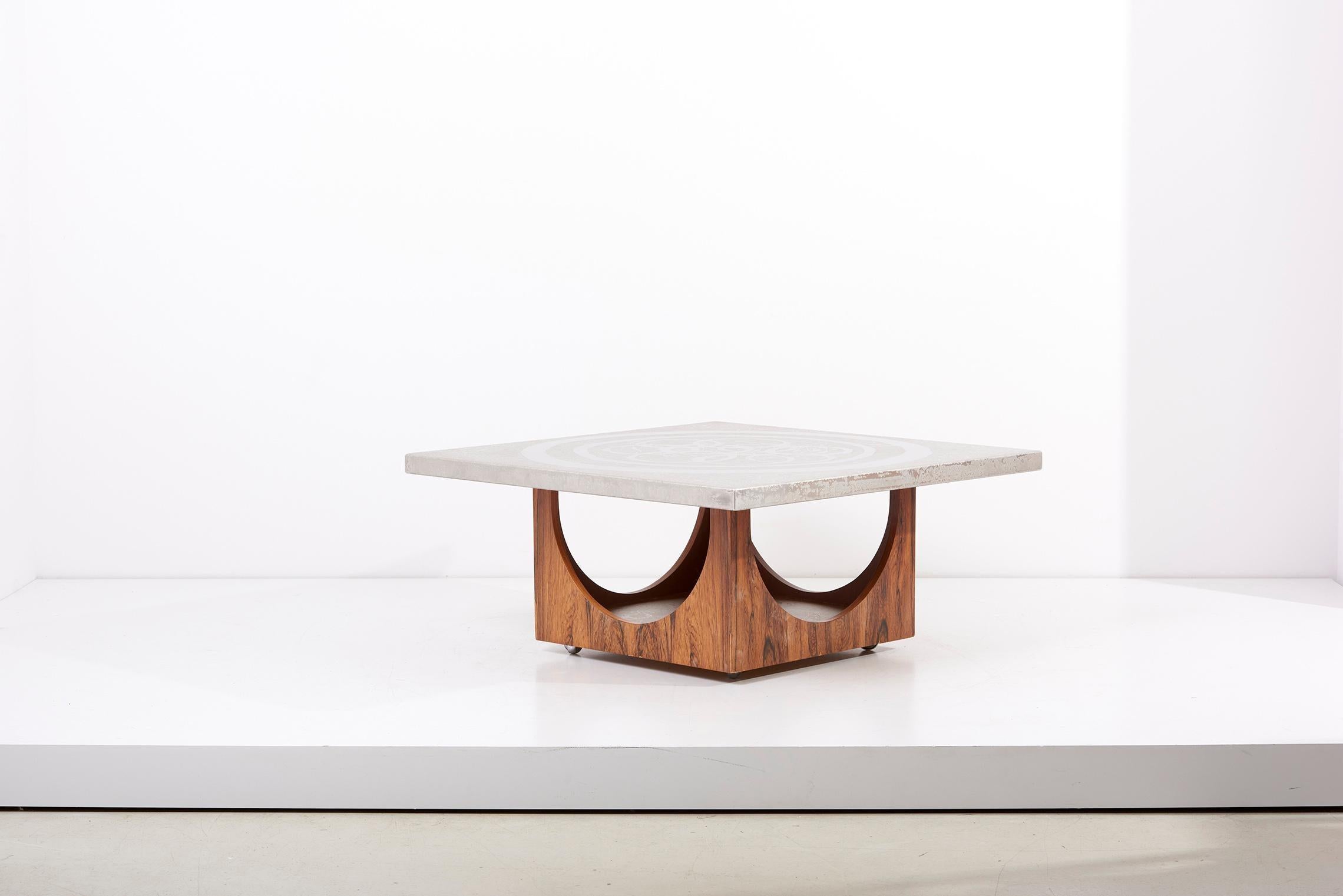 Allemand Table basse à bords en aluminium des années 1970 avec base en bois, Allemagne en vente