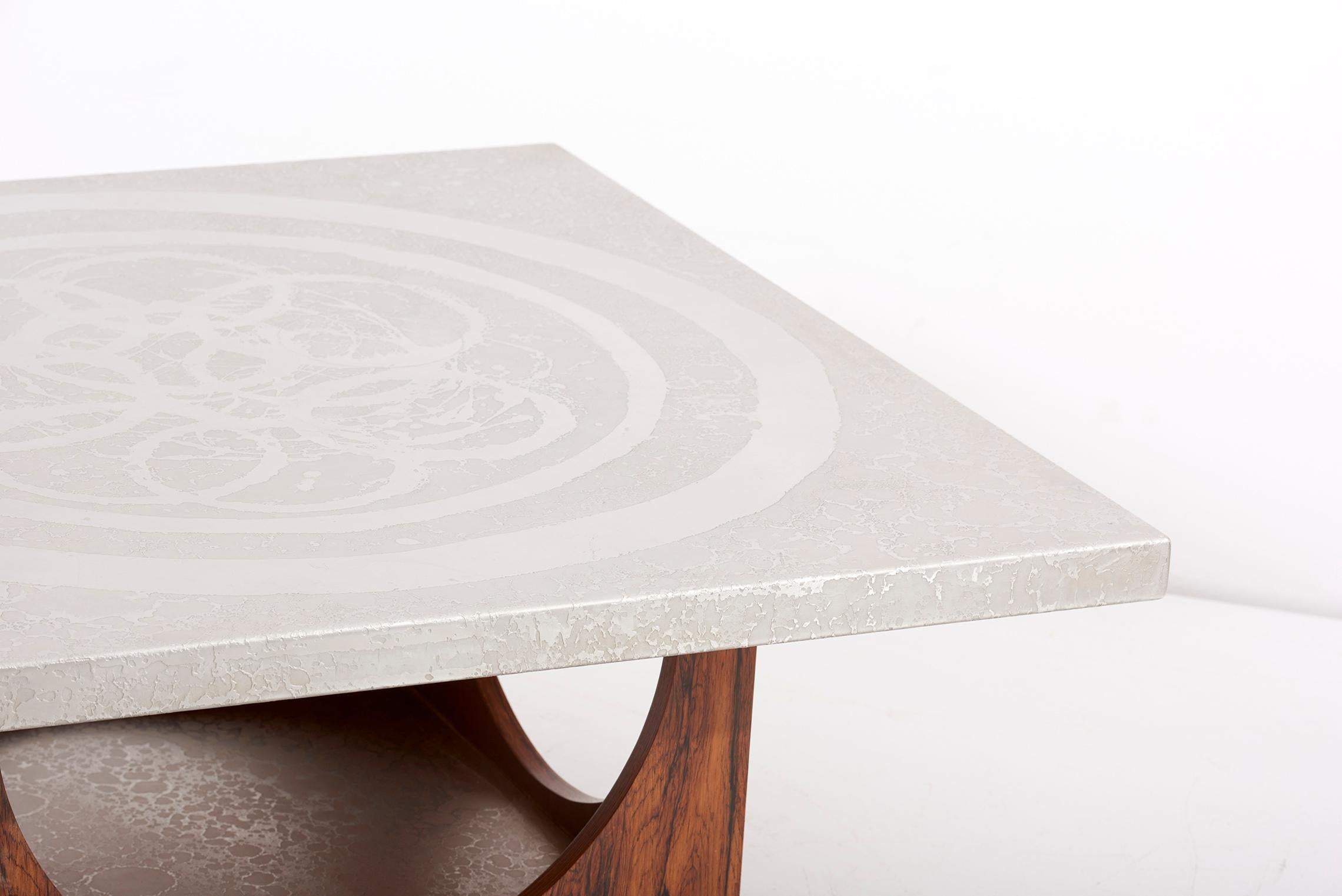 Fin du 20e siècle Table basse à bords en aluminium des années 1970 avec base en bois, Allemagne en vente
