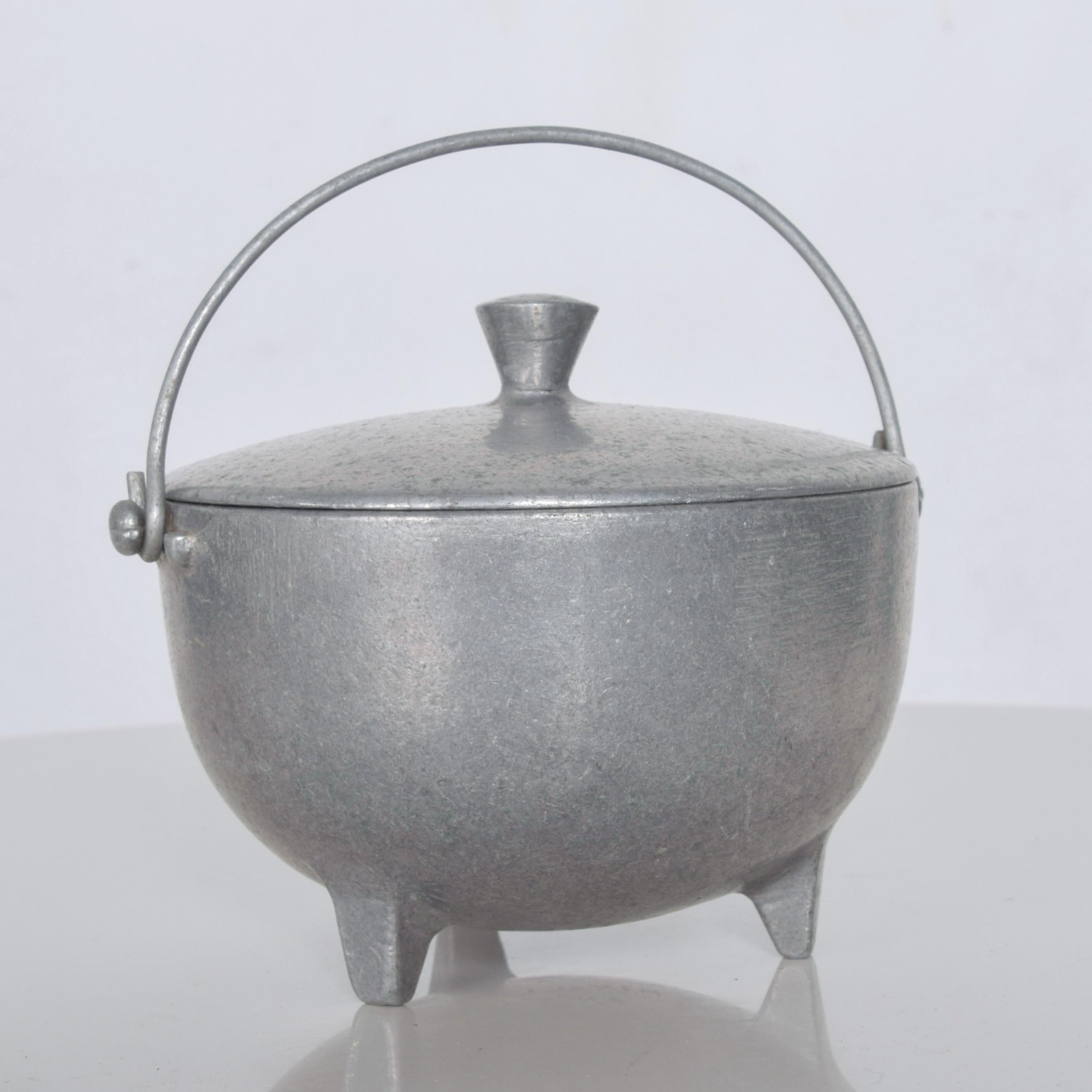 1970s Sculpted Aluminum Kettle Pot & Lid Footed Design Industrial Minalloy NYC In Good Condition In Chula Vista, CA