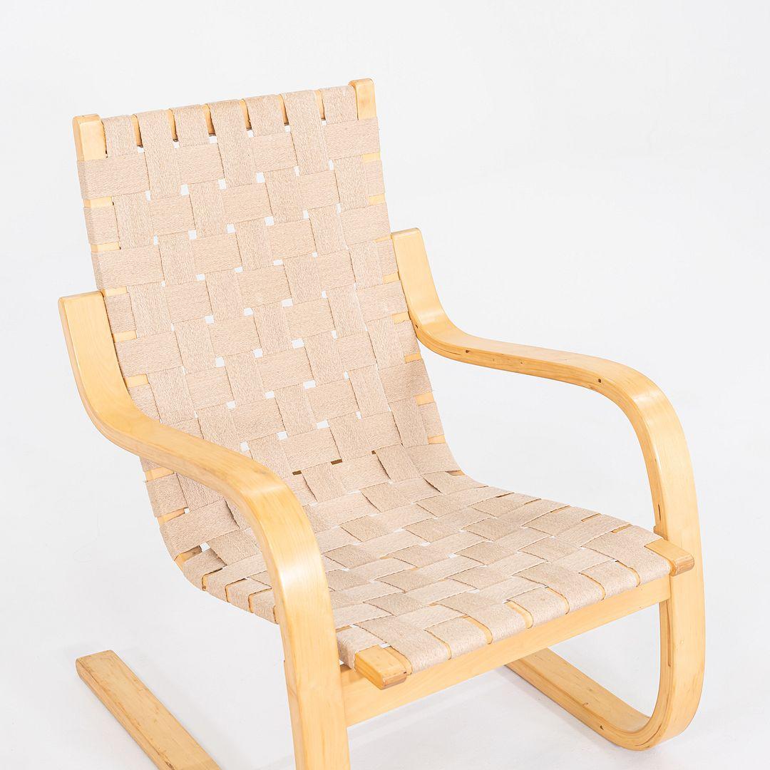 Si tratta di 406 poltrone, originariamente progettate da Aino e Alvar Aalto nel 1939. Questi esemplari in particolare sono stati prodotti da Artek in Finlandia negli anni '70. Le loro strutture sono realizzate in betulla, che viene poi laccata, e le