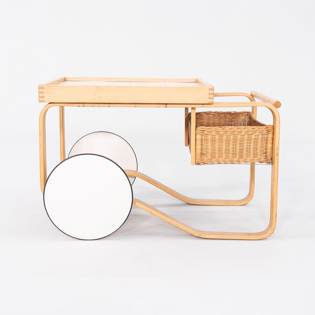 Alvar und Aino Aalto für Artek, Teewagen aus Birke mit Keramikfliesen, 1970er Jahre (Moderne) im Angebot