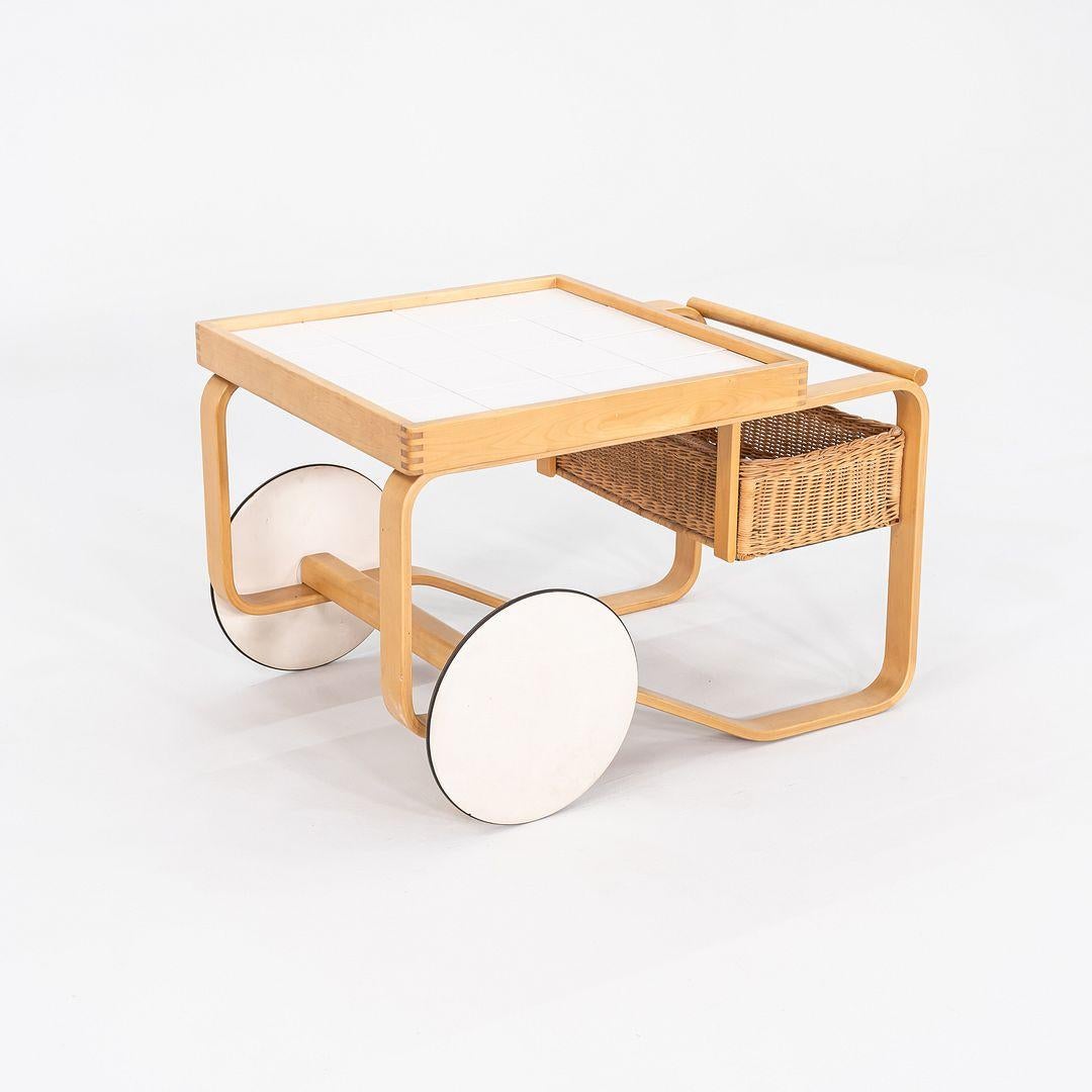 Carro de té de los años 70 Alvar Aalto y Aino Aalto para Artek en abedul con azulejos de cerámica Finlandés en venta