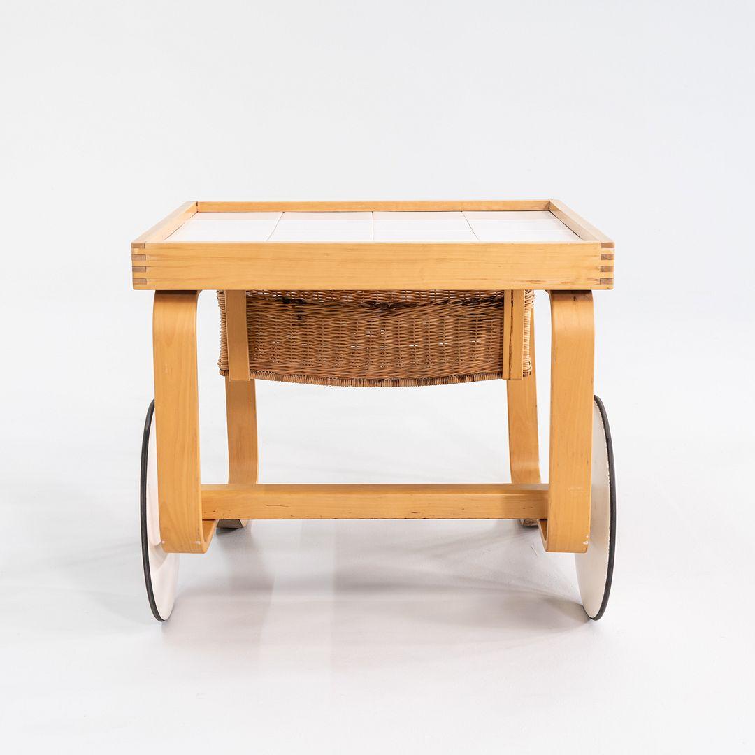 Alvar und Aino Aalto für Artek, Teewagen aus Birke mit Keramikfliesen, 1970er Jahre (Finnisch) im Angebot