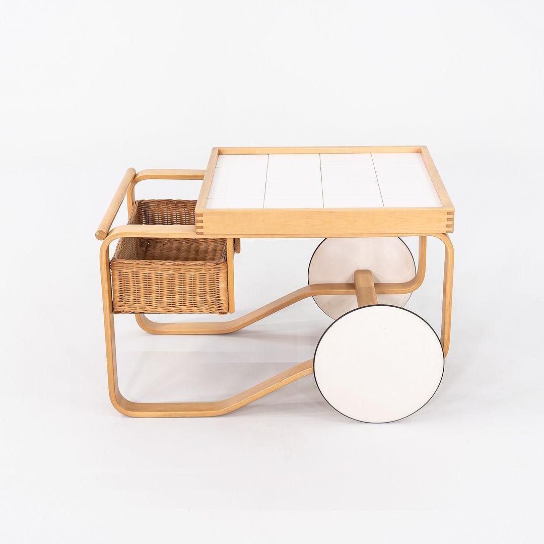 Carro de té de los años 70 Alvar Aalto y Aino Aalto para Artek en abedul con azulejos de cerámica en Excelente estado para la venta en Philadelphia, PA