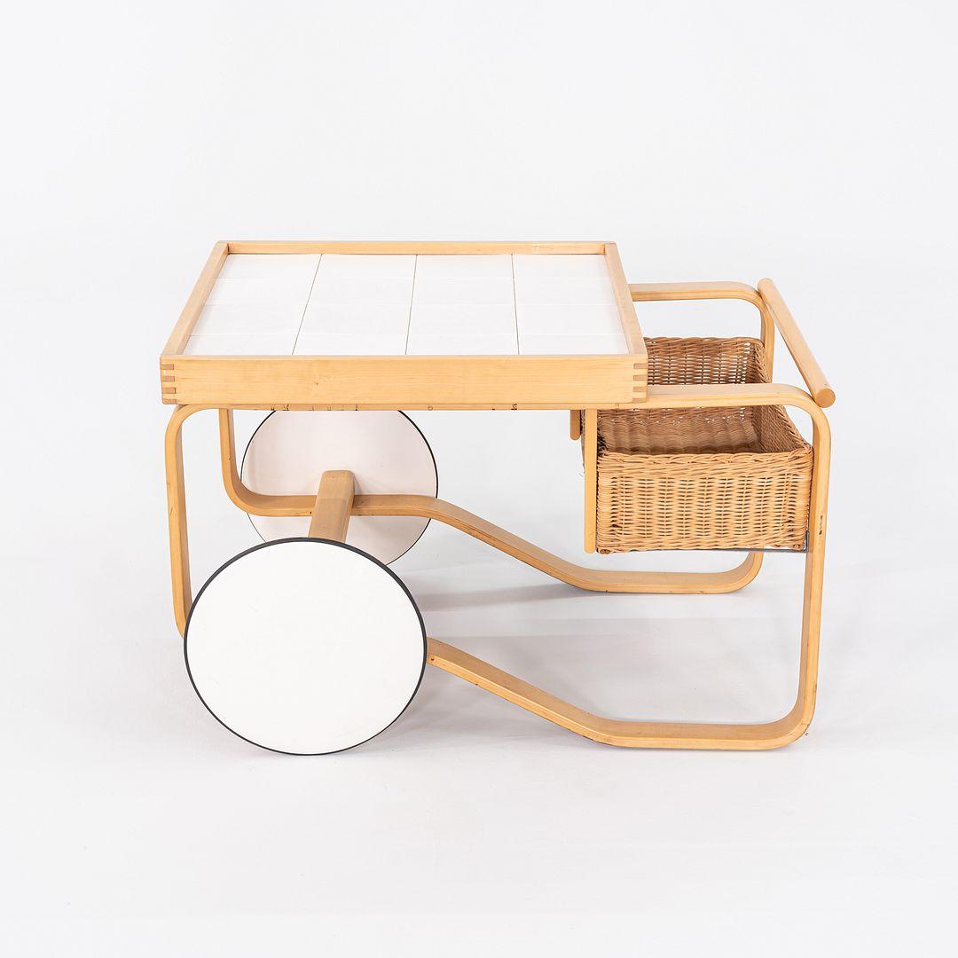 Alvar und Aino Aalto für Artek, Teewagen aus Birke mit Keramikfliesen, 1970er Jahre im Zustand „Gut“ im Angebot in Philadelphia, PA