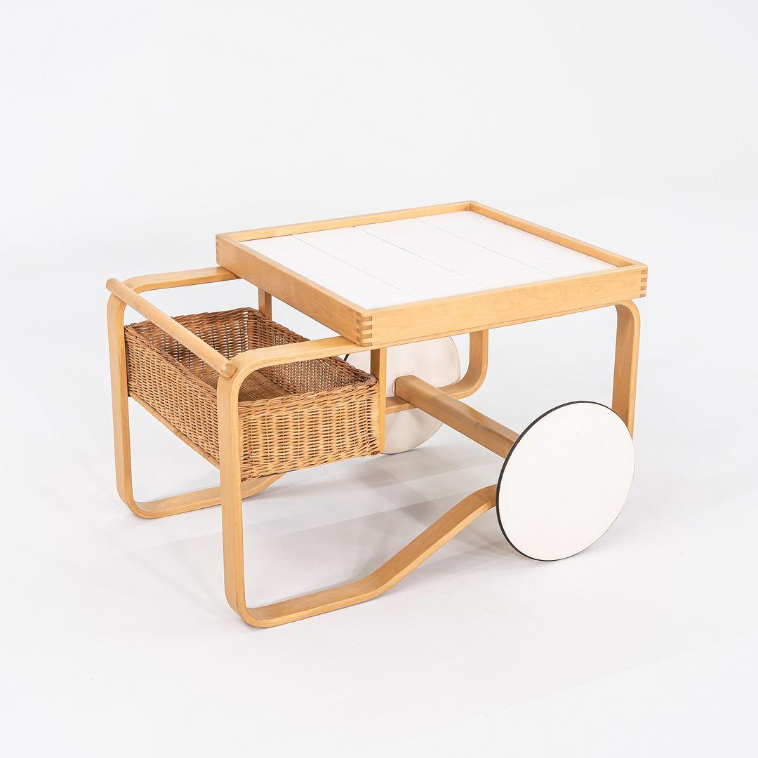 Carro de té de los años 70 Alvar Aalto y Aino Aalto para Artek en abedul con azulejos de cerámica finales del siglo XX en venta