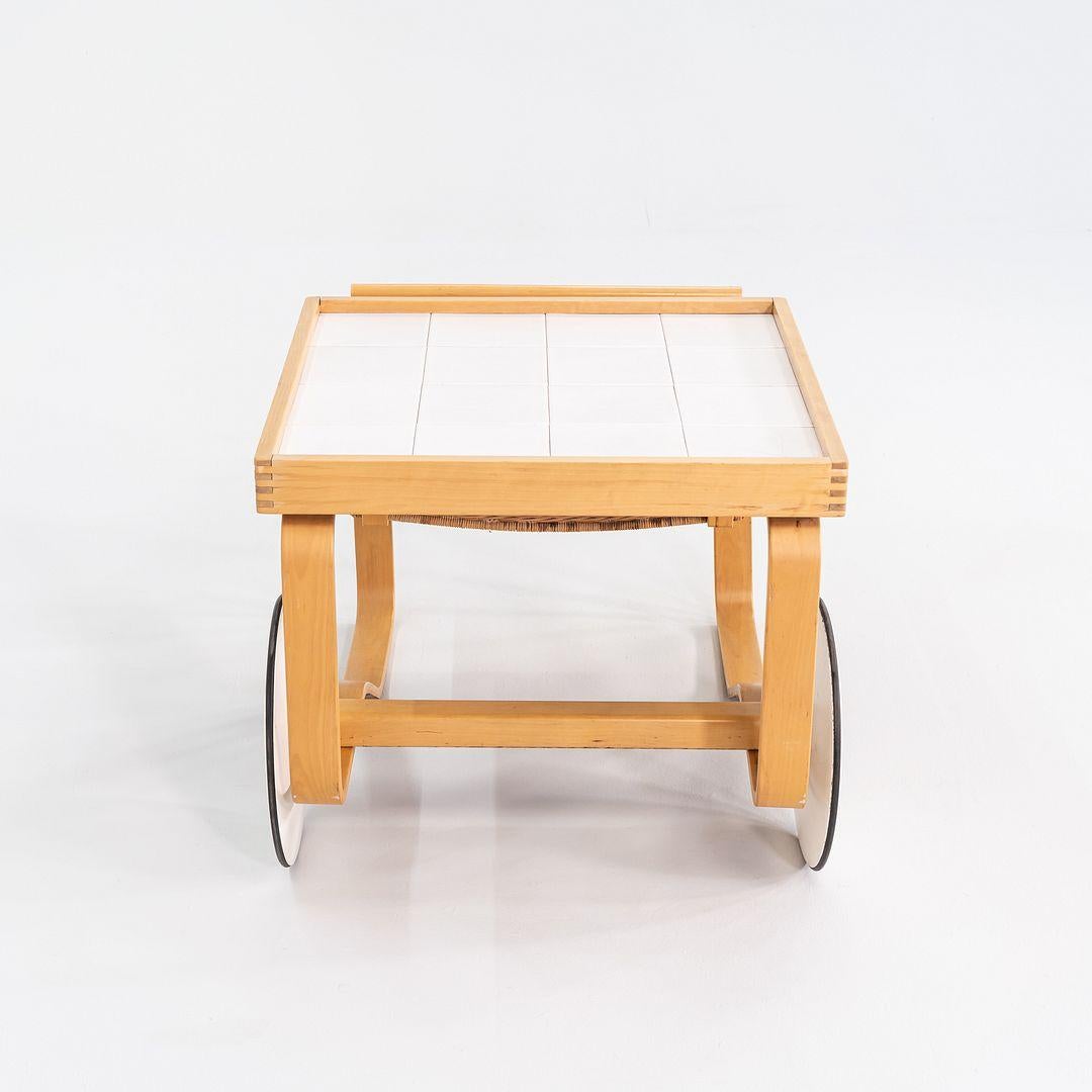 Alvar und Aino Aalto für Artek, Teewagen aus Birke mit Keramikfliesen, 1970er Jahre (Ende des 20. Jahrhunderts) im Angebot