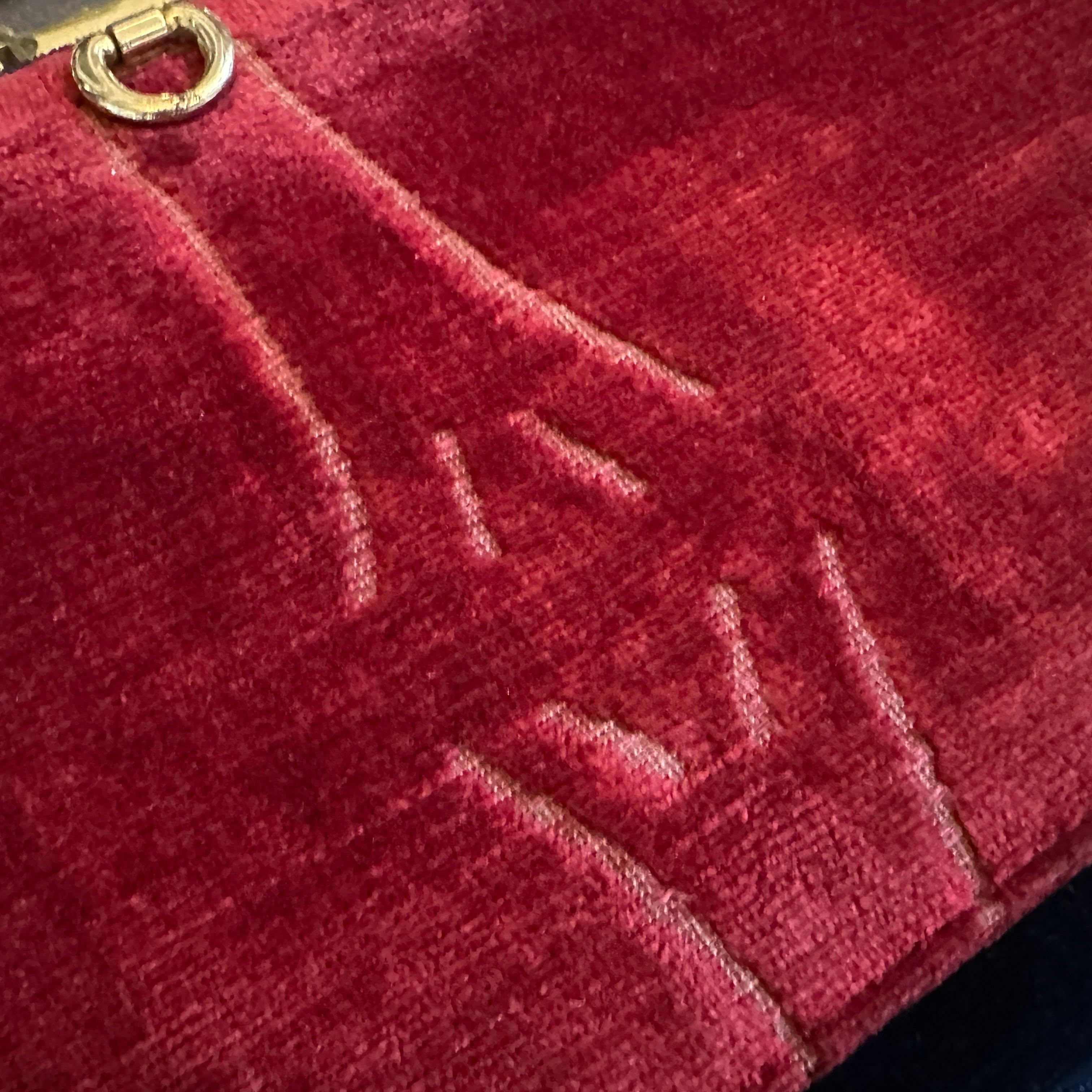 1970 - Sac à bandoulière italien en velours bleu et rouge et laiton en vente 7