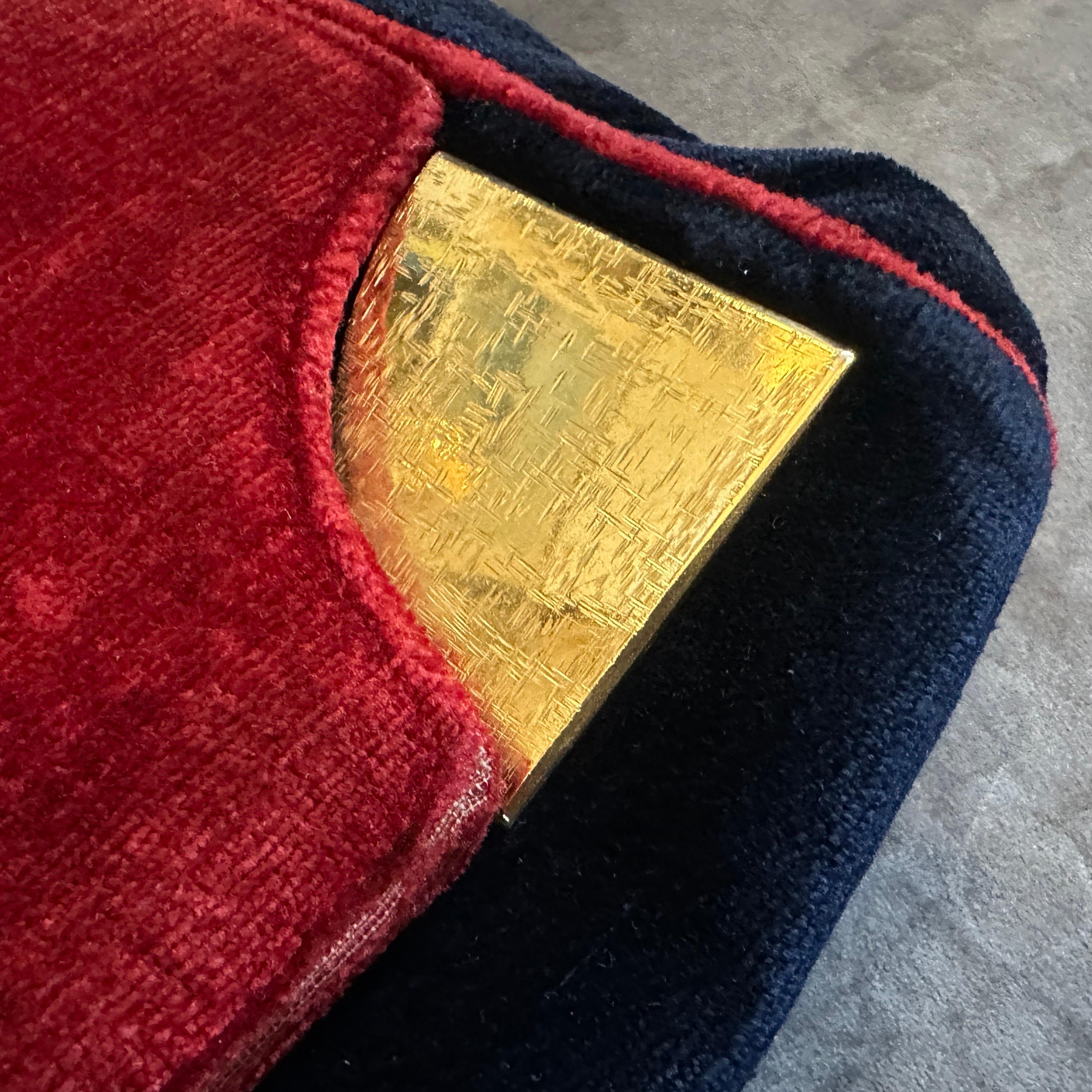 1970 - Sac à bandoulière italien en velours bleu et rouge et laiton en vente 8