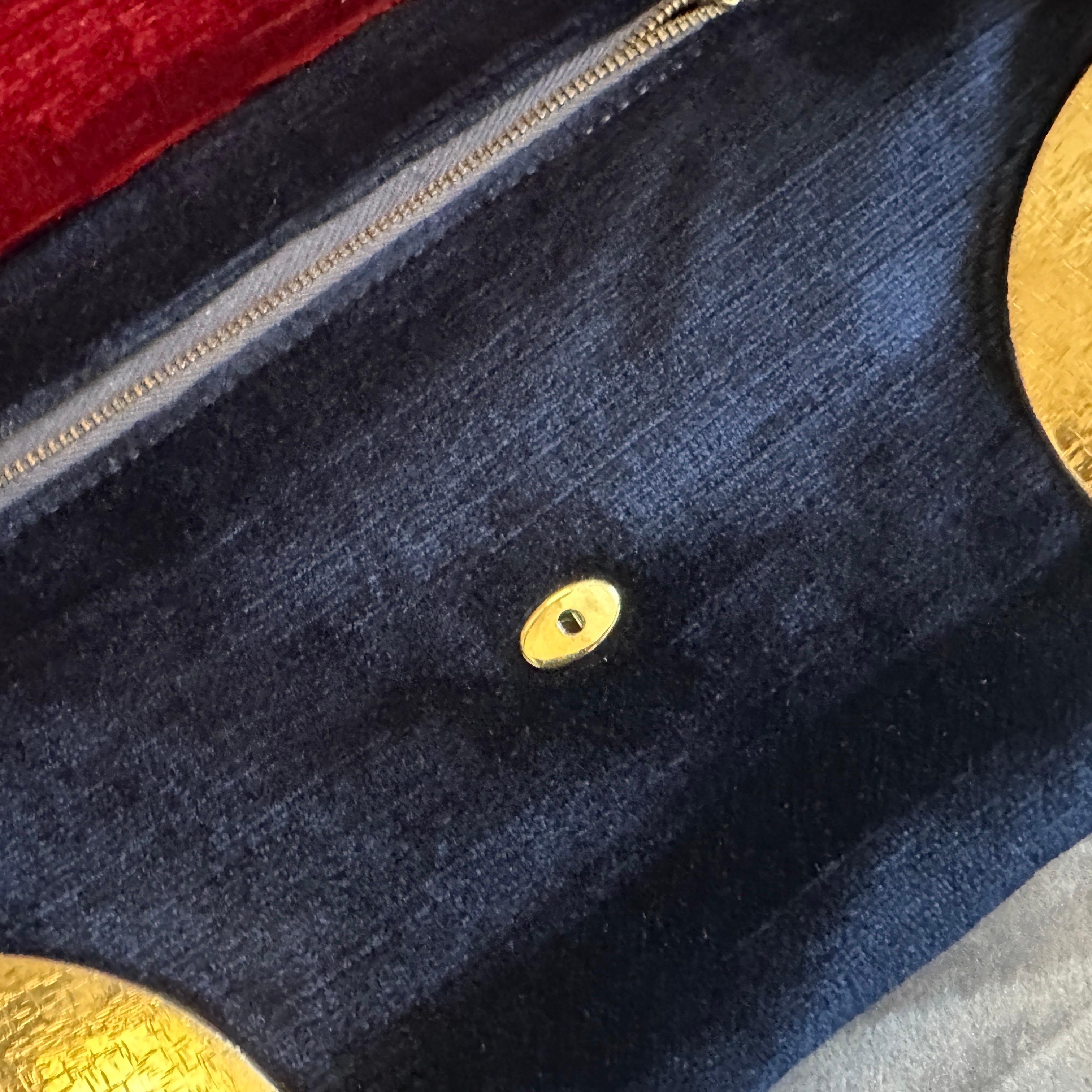 1970 - Sac à bandoulière italien en velours bleu et rouge et laiton en vente 9