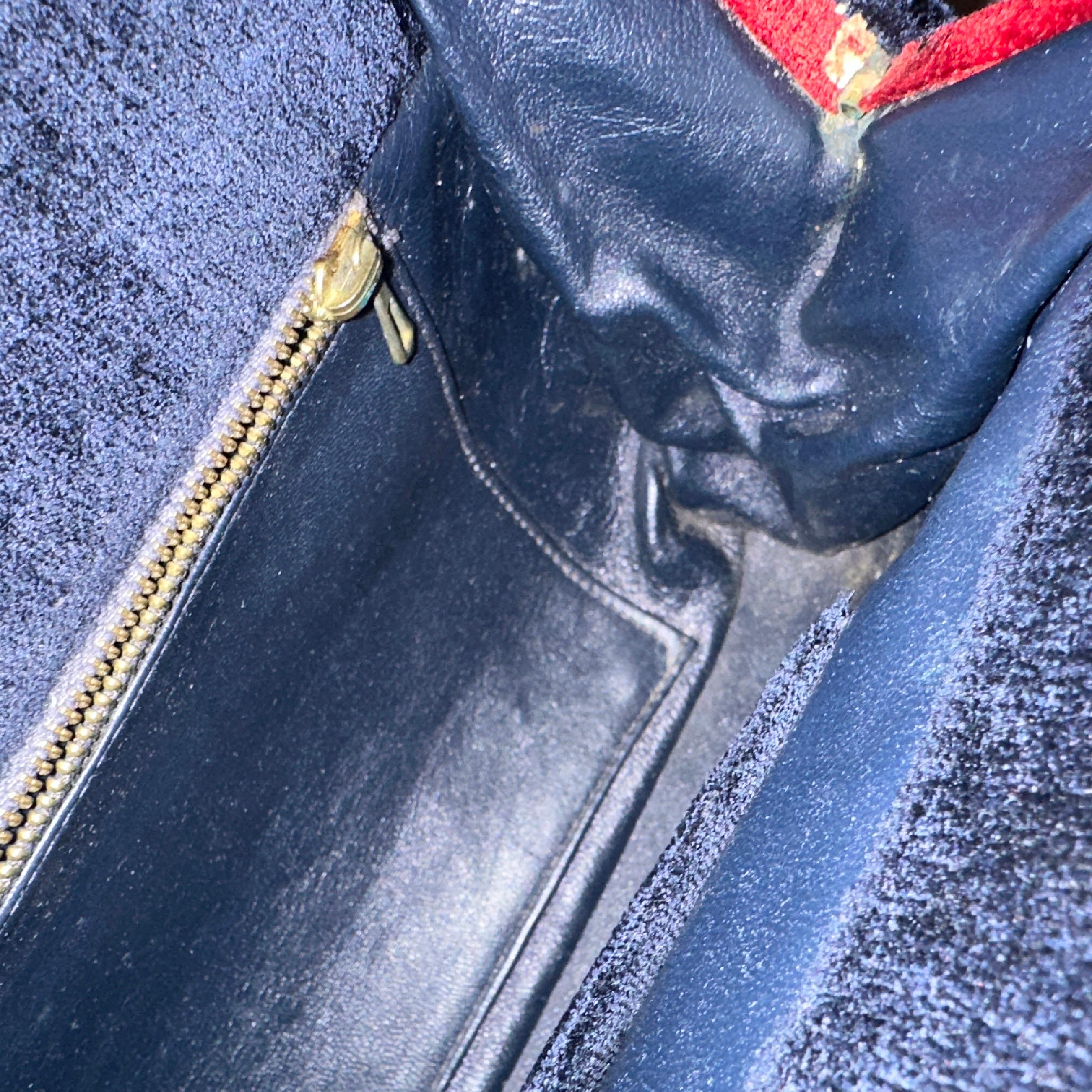 Ce sac à bandoulière italien des années 1970 est vraiment spectaculaire. Il présente une riche combinaison de bleu marine profond et de velours rouge cramoisi saisissant. Le sac présente un design exceptionnel avec des accents sculpturaux et