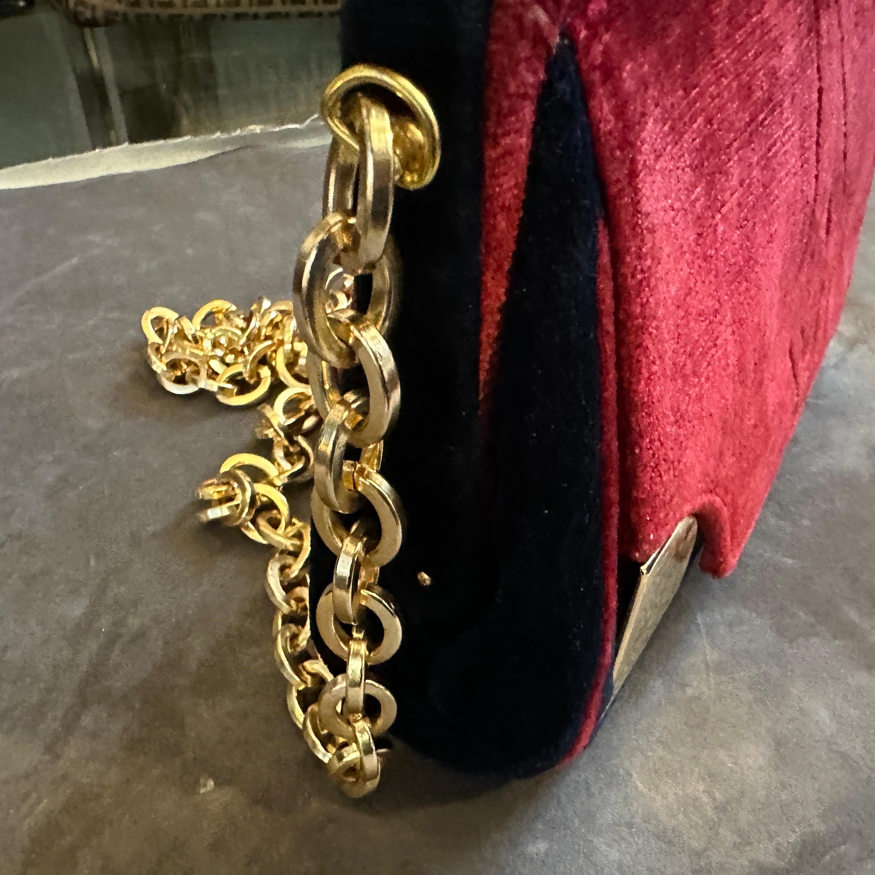 Marron 1970 - Sac à bandoulière italien en velours bleu et rouge et laiton en vente