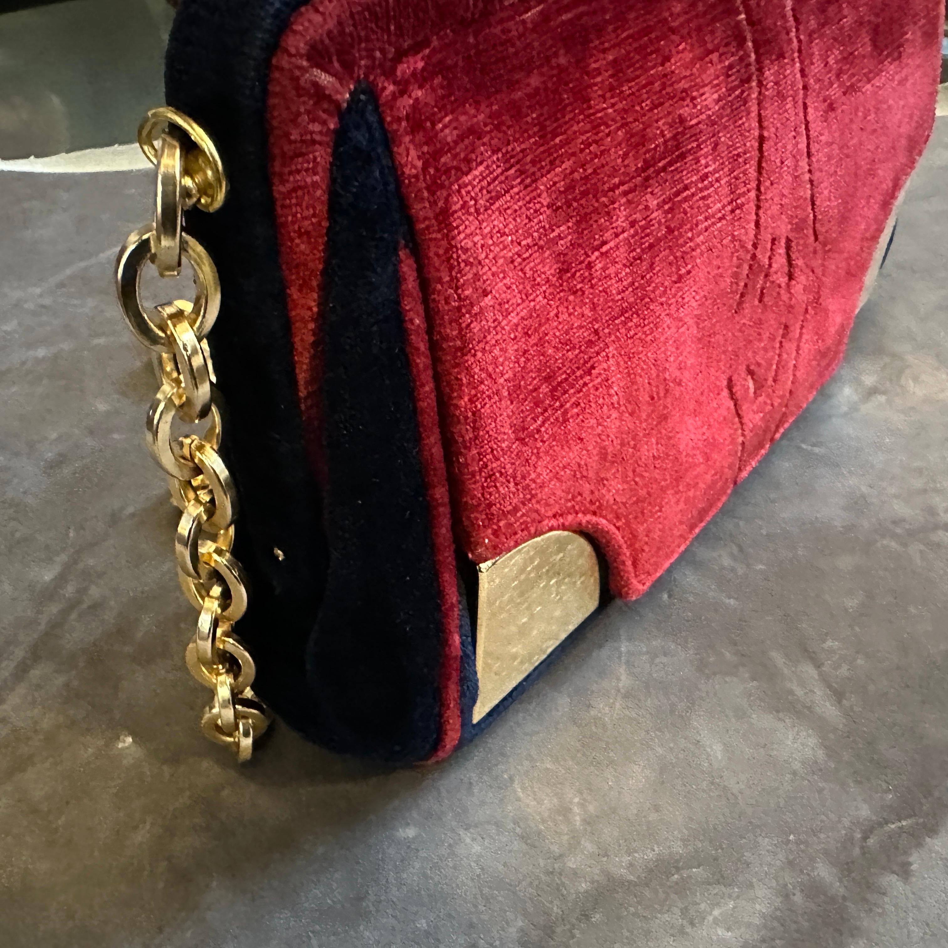 1970 - Sac à bandoulière italien en velours bleu et rouge et laiton Excellent état - En vente à Aci Castello, IT