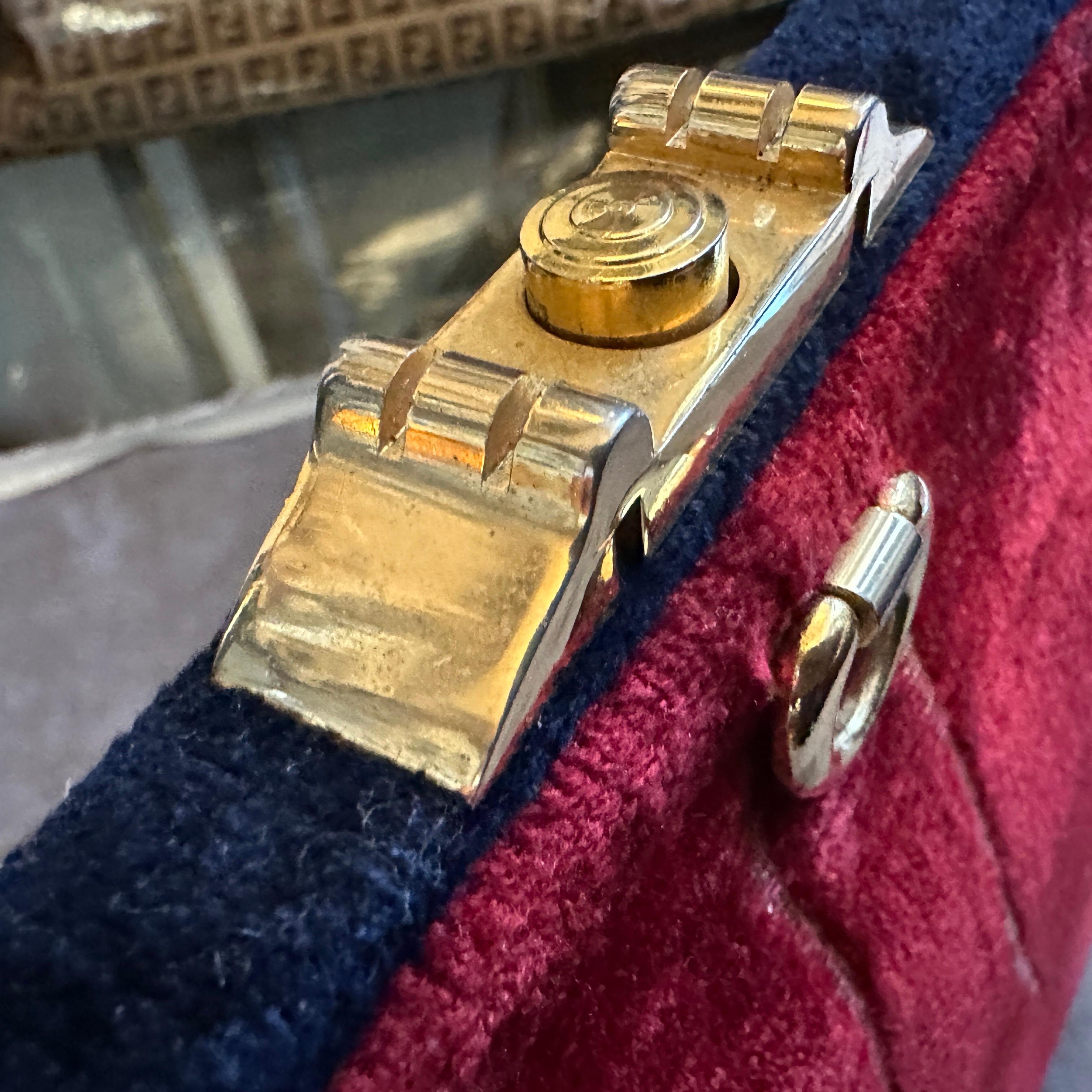 1970 - Sac à bandoulière italien en velours bleu et rouge et laiton Pour femmes en vente