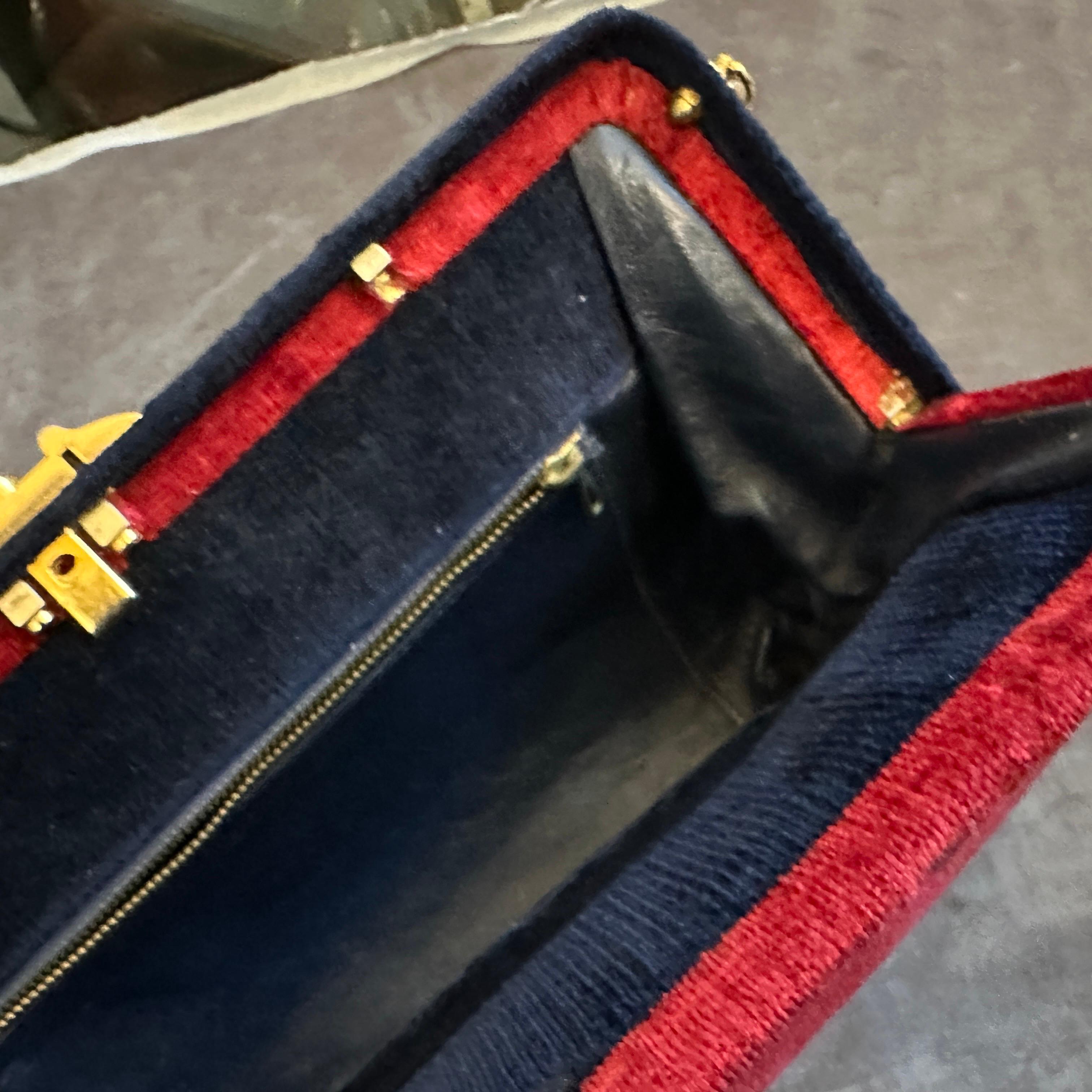 1970 - Sac à bandoulière italien en velours bleu et rouge et laiton en vente 4