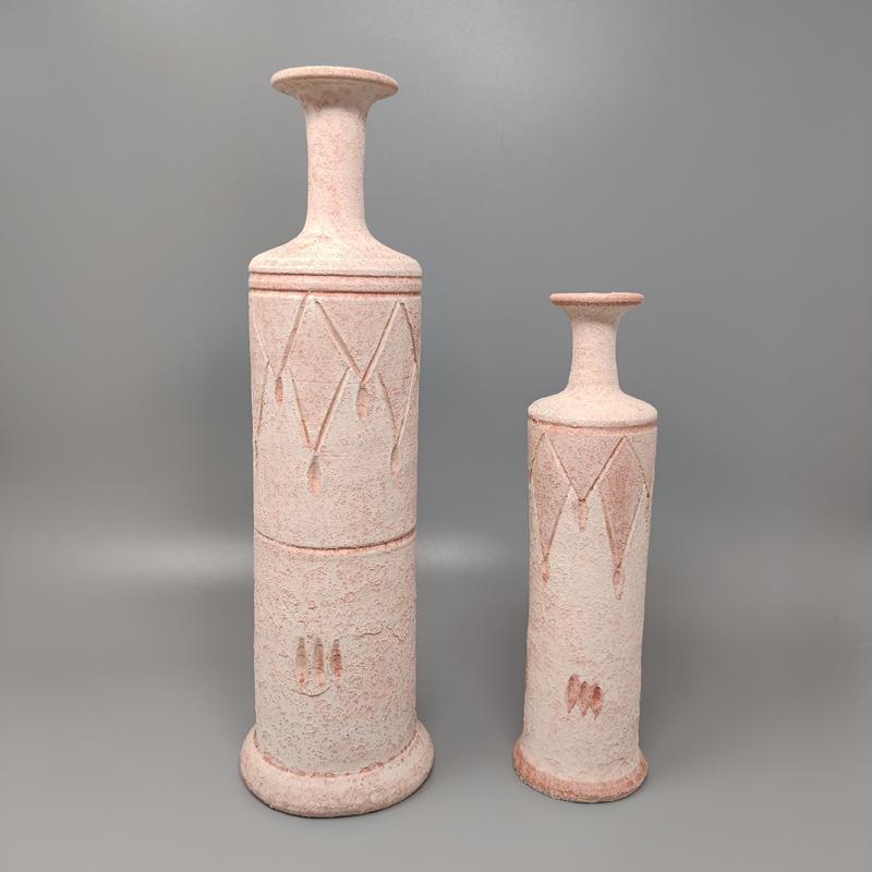 1970 Étonnante paire de vases en céramique de couleur rose antique. Fabriquées en Italie, elles sont en excellent état.
diam 3,93