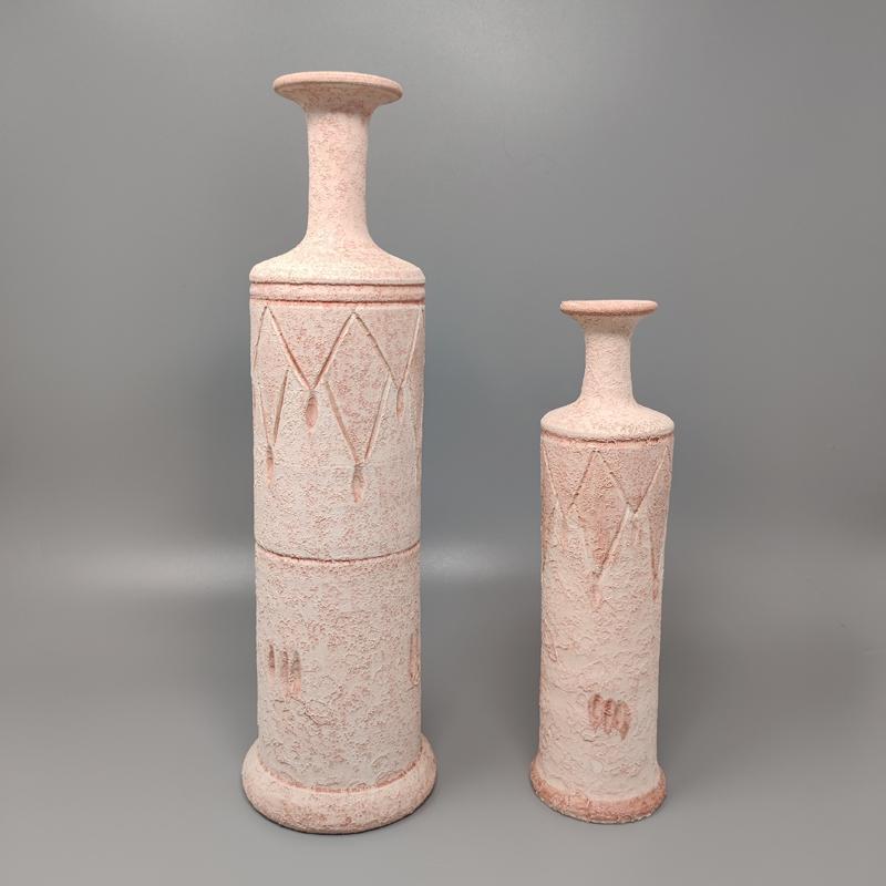 Mid-Century Modern Incroyable paire de vases en céramique de couleur rose antique des années 1970. Fabriquée en Italie en vente
