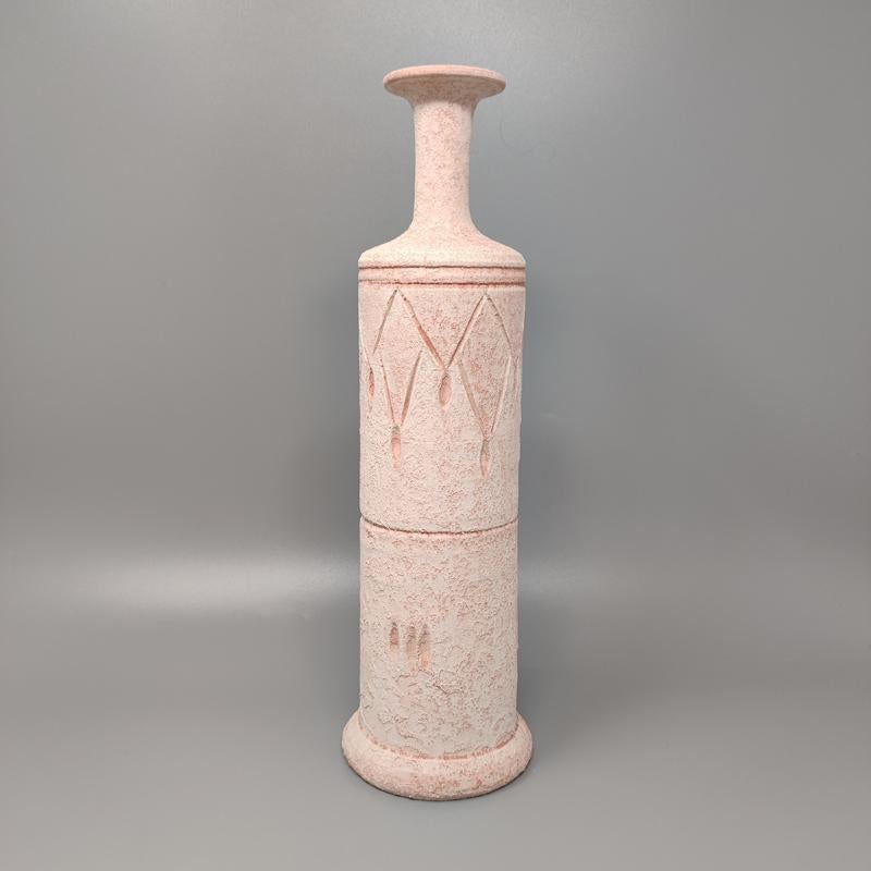 Italiano Incredibile coppia di vasi in ceramica anni '70 di colore rosa antico. Prodotto in Italia in vendita