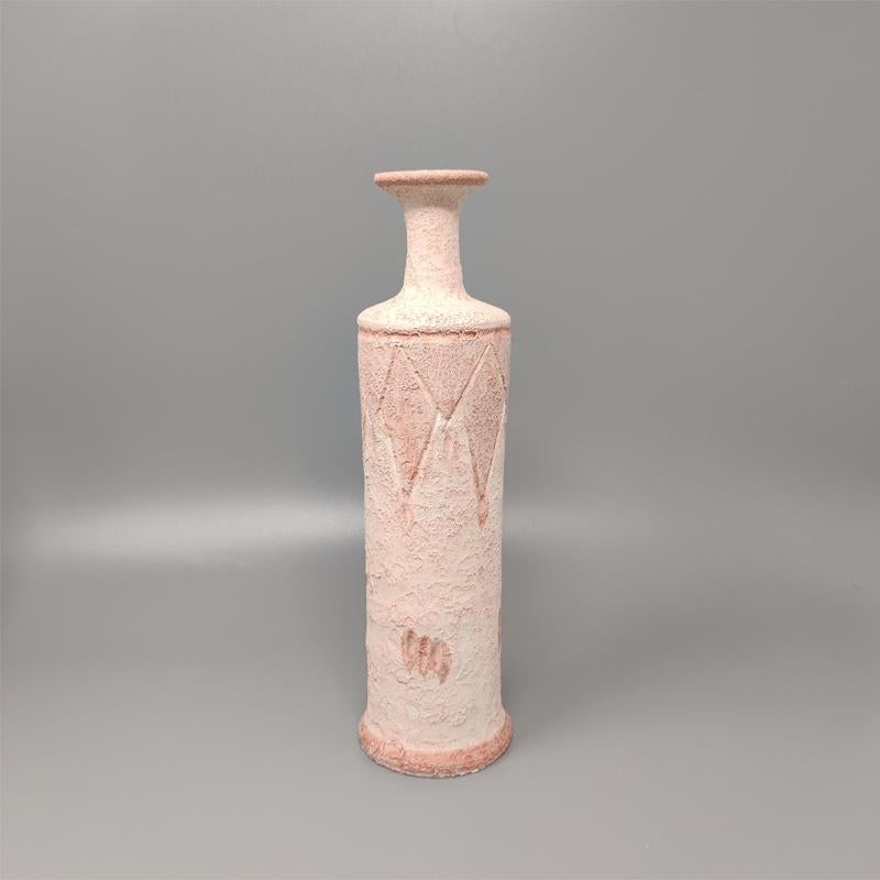 Incredibile coppia di vasi in ceramica anni '70 di colore rosa antico. Prodotto in Italia In condizioni ottime in vendita a Milano, IT
