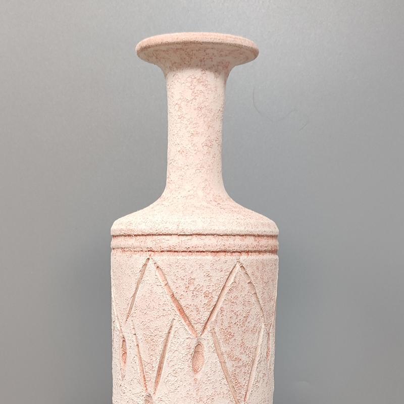 Fine XX secolo Incredibile coppia di vasi in ceramica anni '70 di colore rosa antico. Prodotto in Italia in vendita
