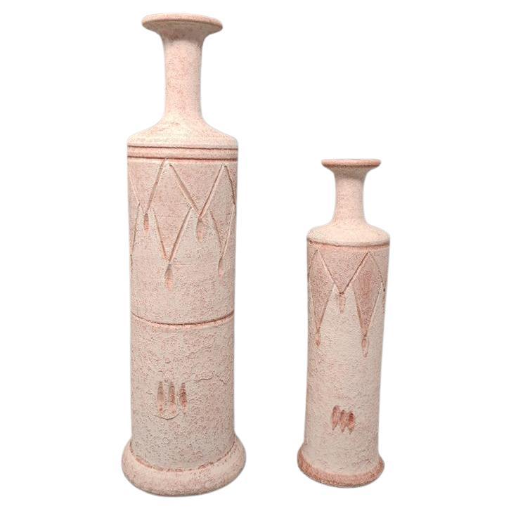 Incredibile coppia di vasi in ceramica anni '70 di colore rosa antico. Prodotto in Italia