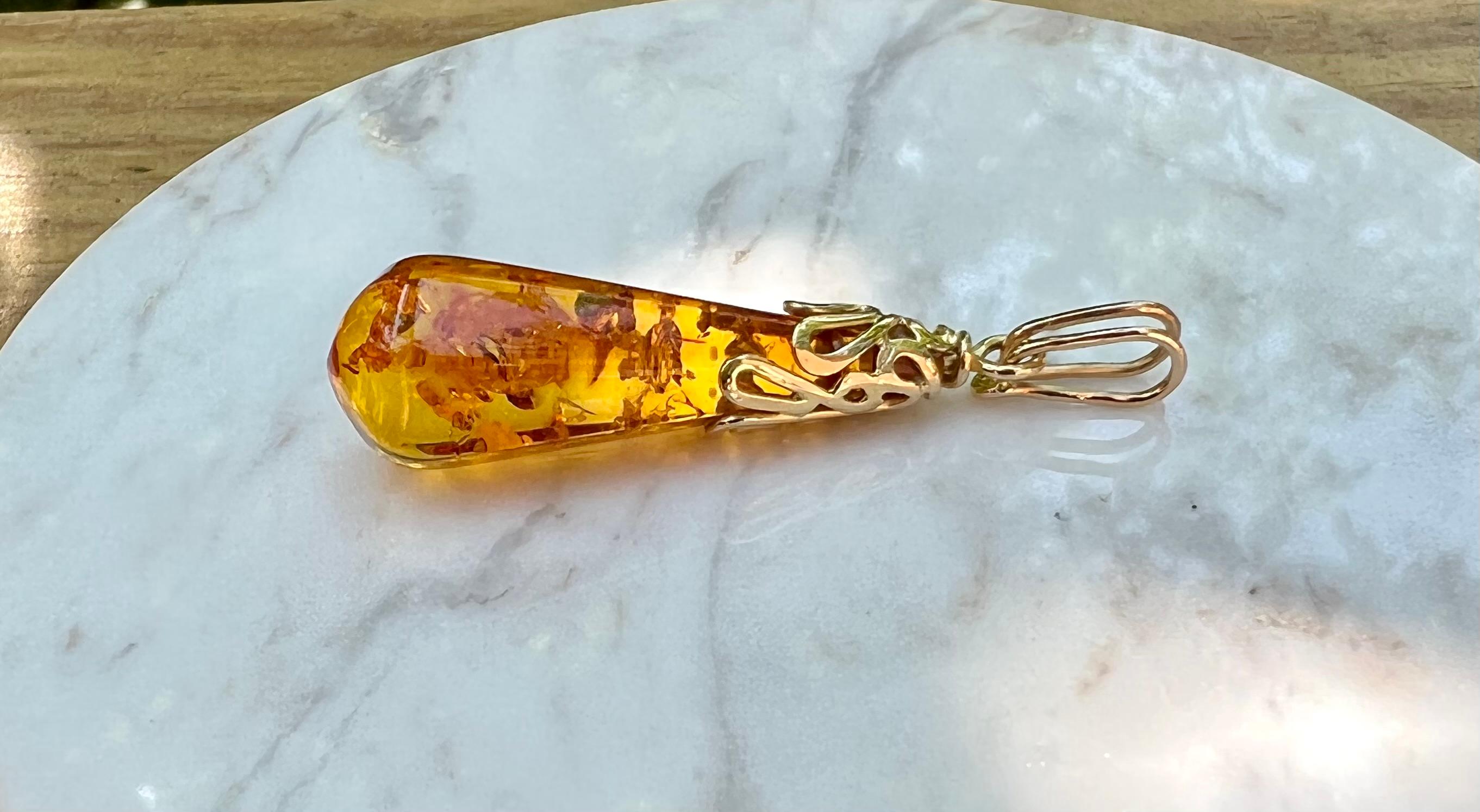 Amber Pendant in 14 Karat Yellow Gold 1970s In Good Condition In Towson, MD
