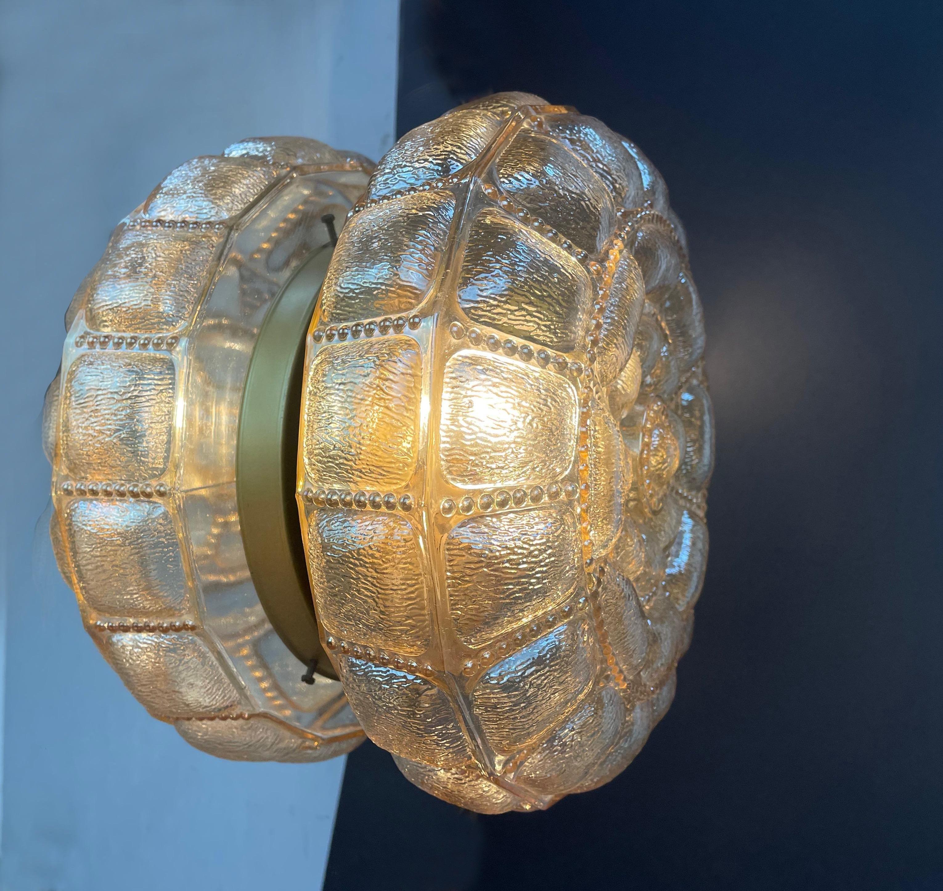 Magnifique applique encastrée de ''Hustadt Leuchten'', l'un des célèbres fabricants allemands de luminaires design du milieu du siècle dernier.
Se présente sous la forme d'un coussin à bulles rond, comme une bulle de savon gonflée : en verre de