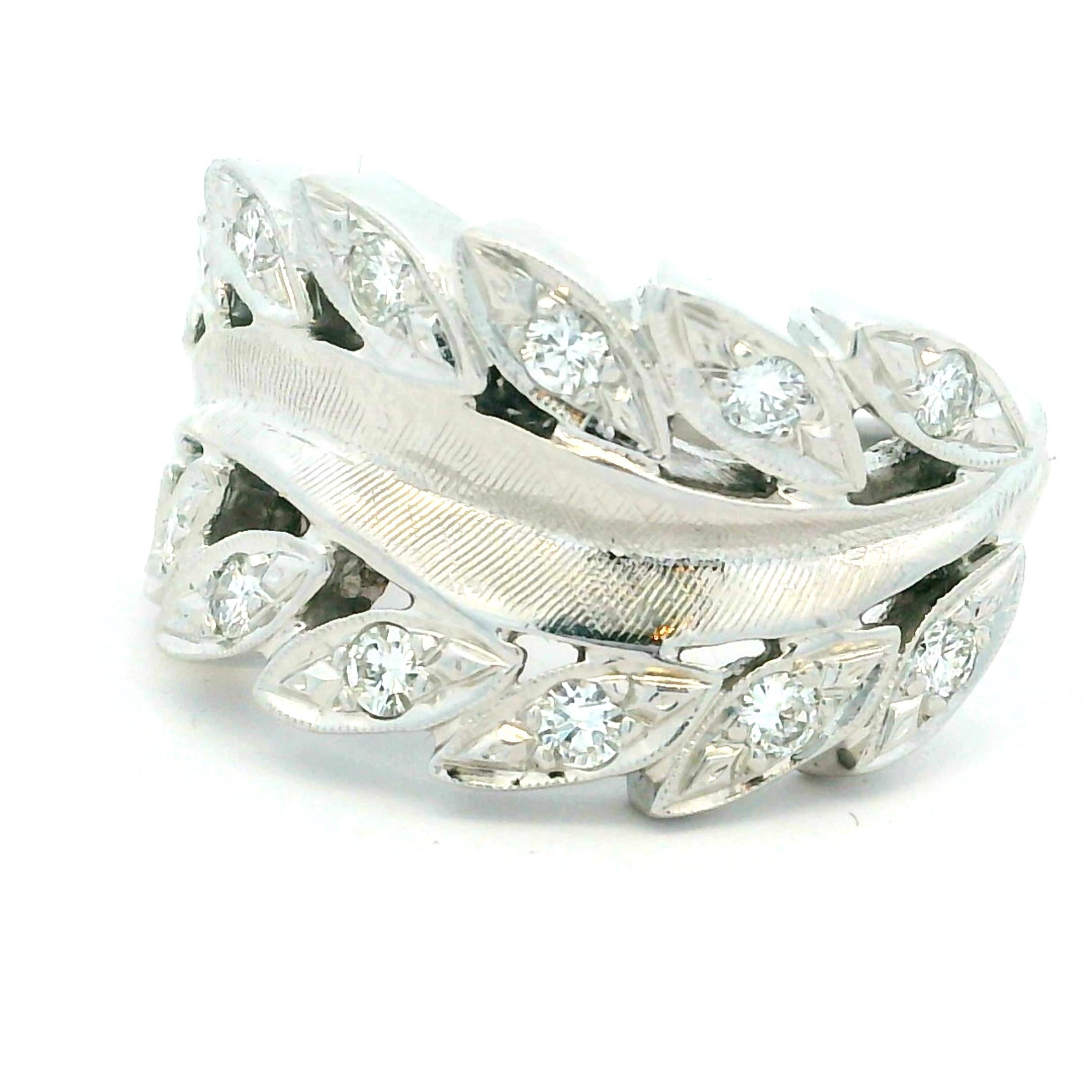 Bague by-pass en or blanc 14K diamant feuille de laurier, 0.80 carat, années 1970 en vente 4