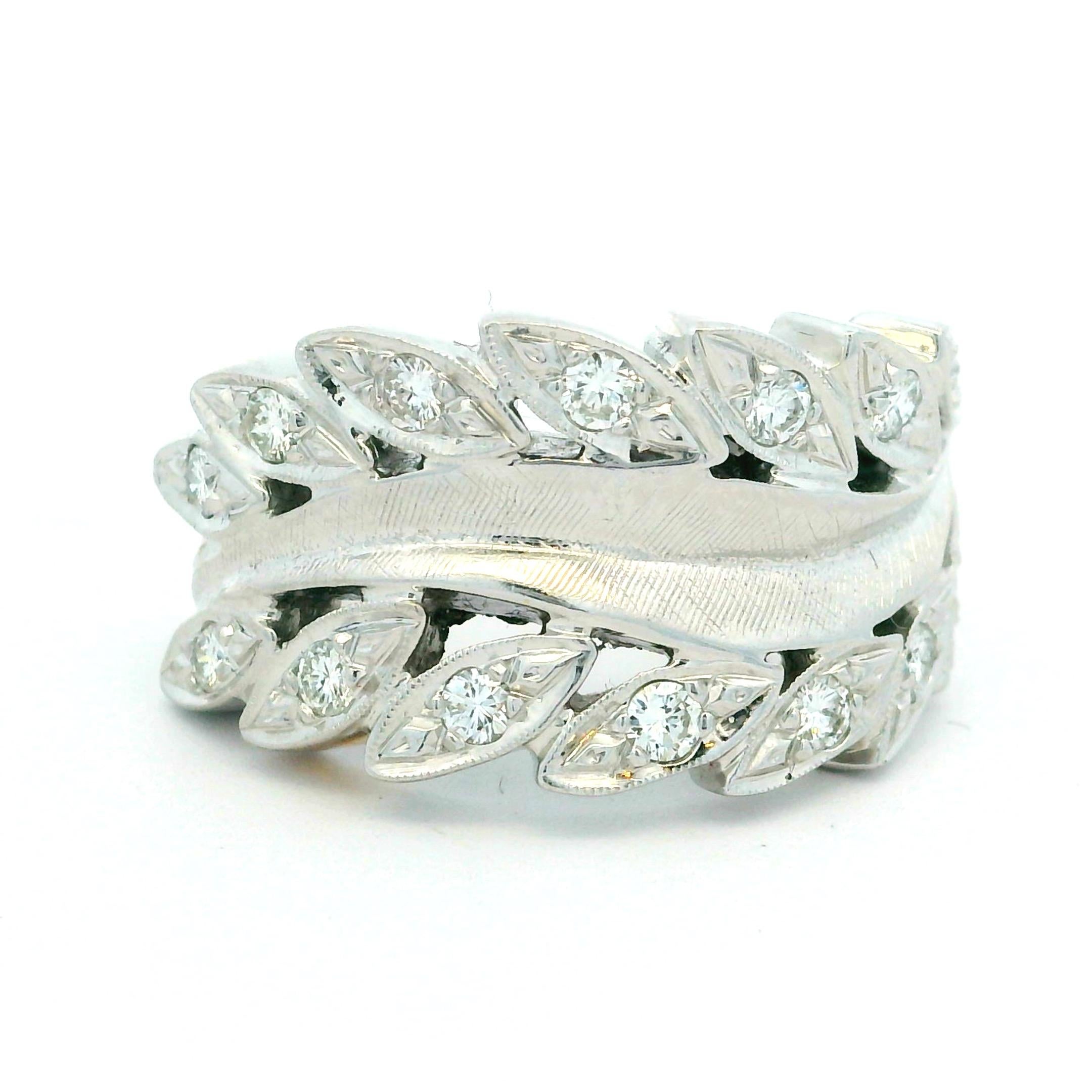 Une bague en diamant vintage des années 1970, magnifiquement sculptée, réalisée en or blanc 14 carats et conçue dans un élégant motif de feuilles de laurier en dérivation. Cette forme inspirée de la Nature s'enroule gracieusement autour du doigt,