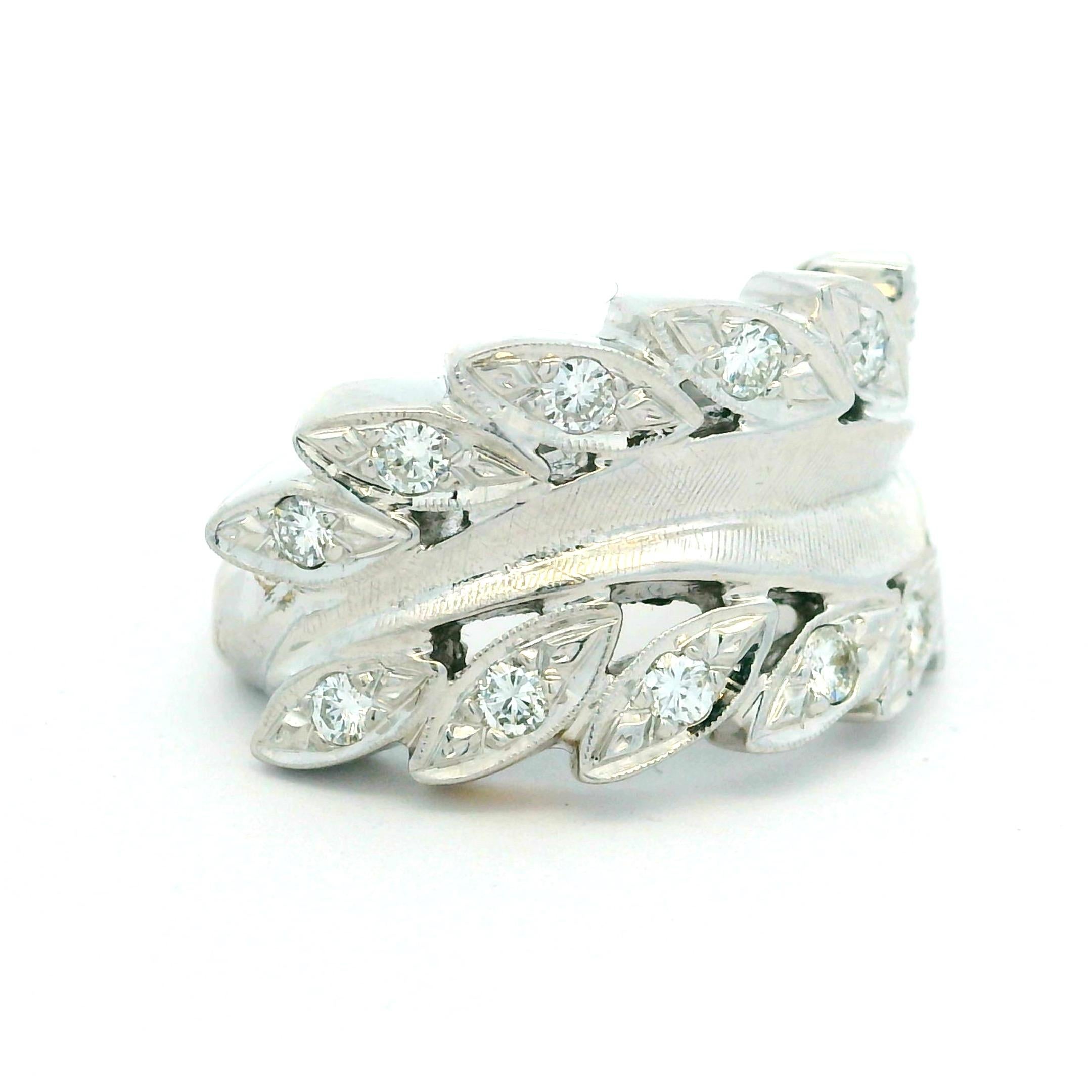 Moderniste Bague by-pass en or blanc 14K diamant feuille de laurier, 0.80 carat, années 1970 en vente