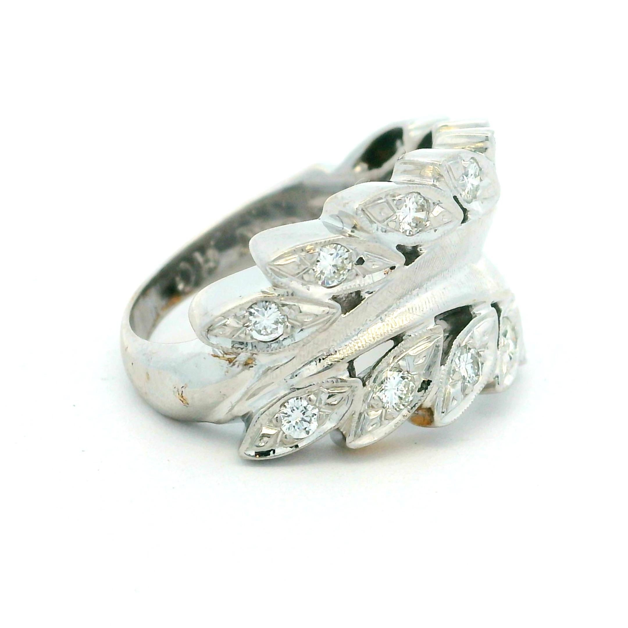 Taille ronde Bague by-pass en or blanc 14K diamant feuille de laurier, 0.80 carat, années 1970 en vente