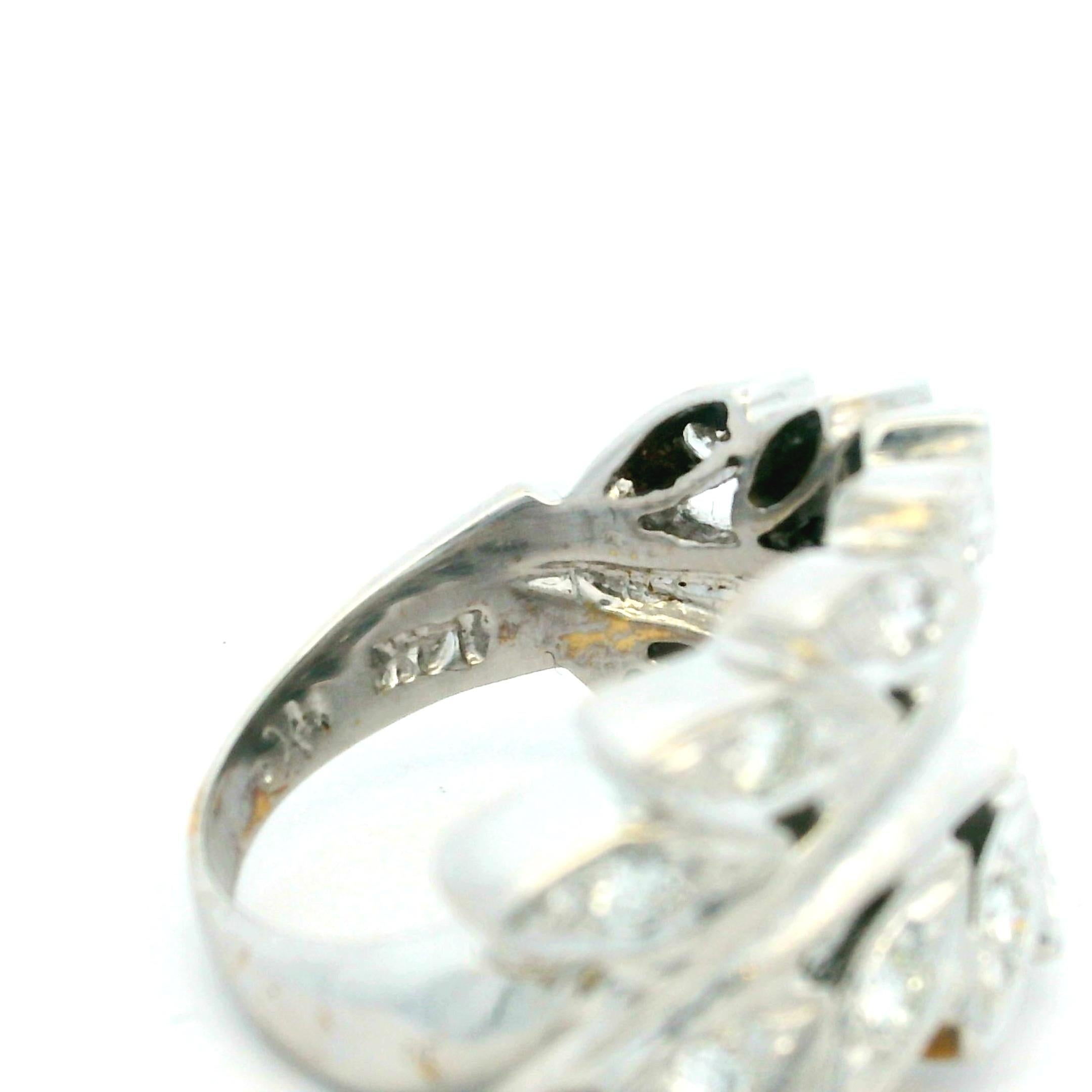 Bague by-pass en or blanc 14K diamant feuille de laurier, 0.80 carat, années 1970 Excellent état - En vente à Miami, FL