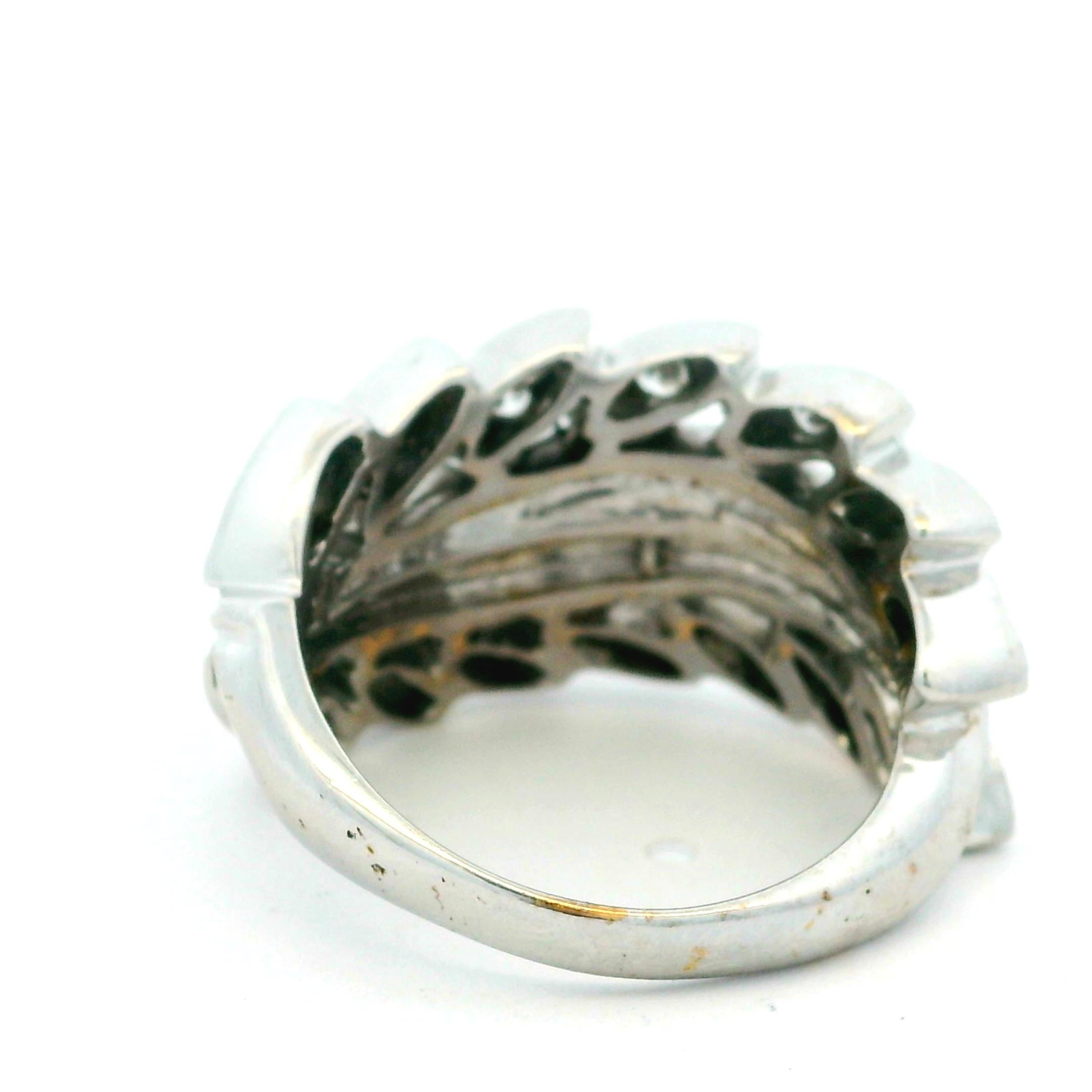 Bague by-pass en or blanc 14K diamant feuille de laurier, 0.80 carat, années 1970 Unisexe en vente