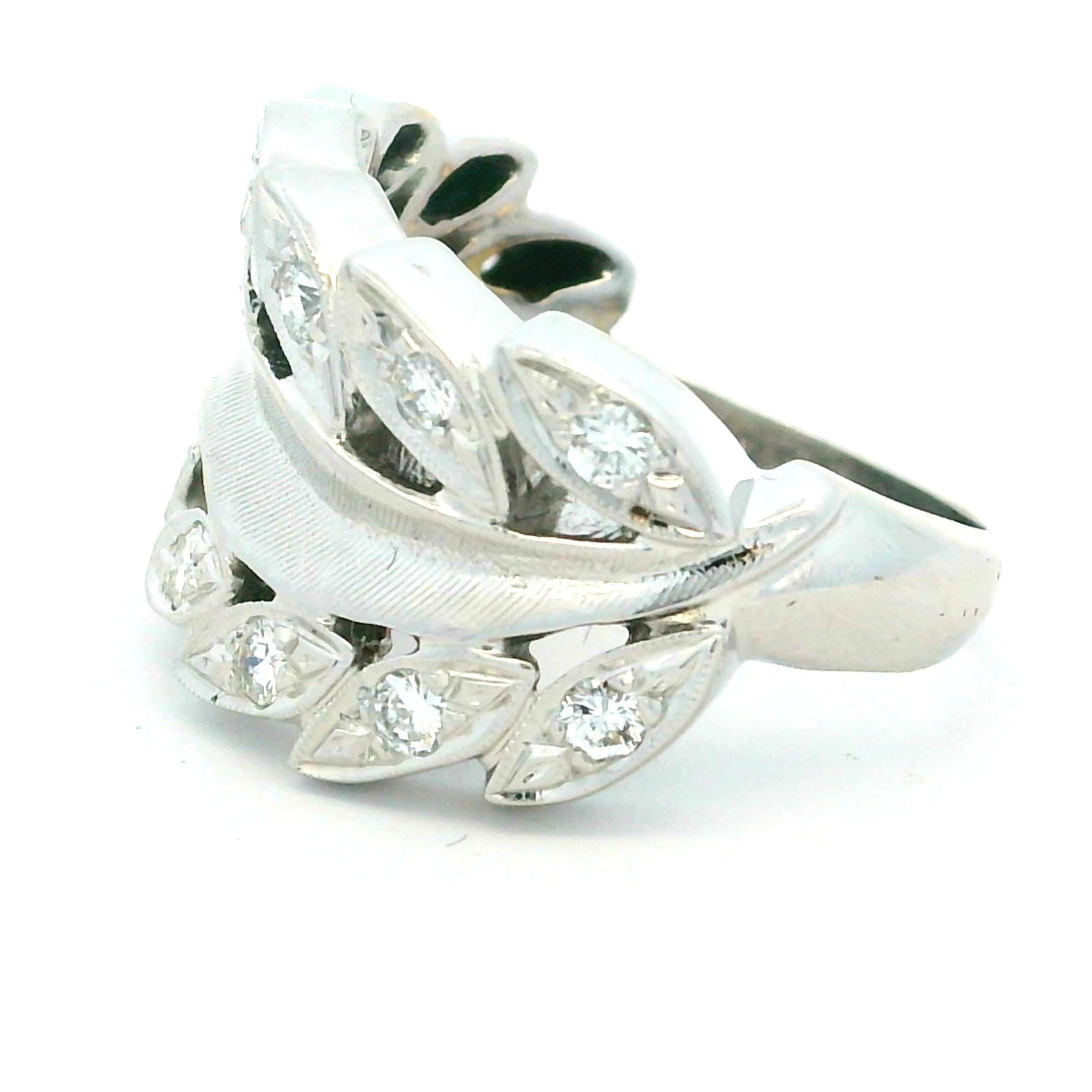 Bague by-pass en or blanc 14K diamant feuille de laurier, 0.80 carat, années 1970 en vente 2