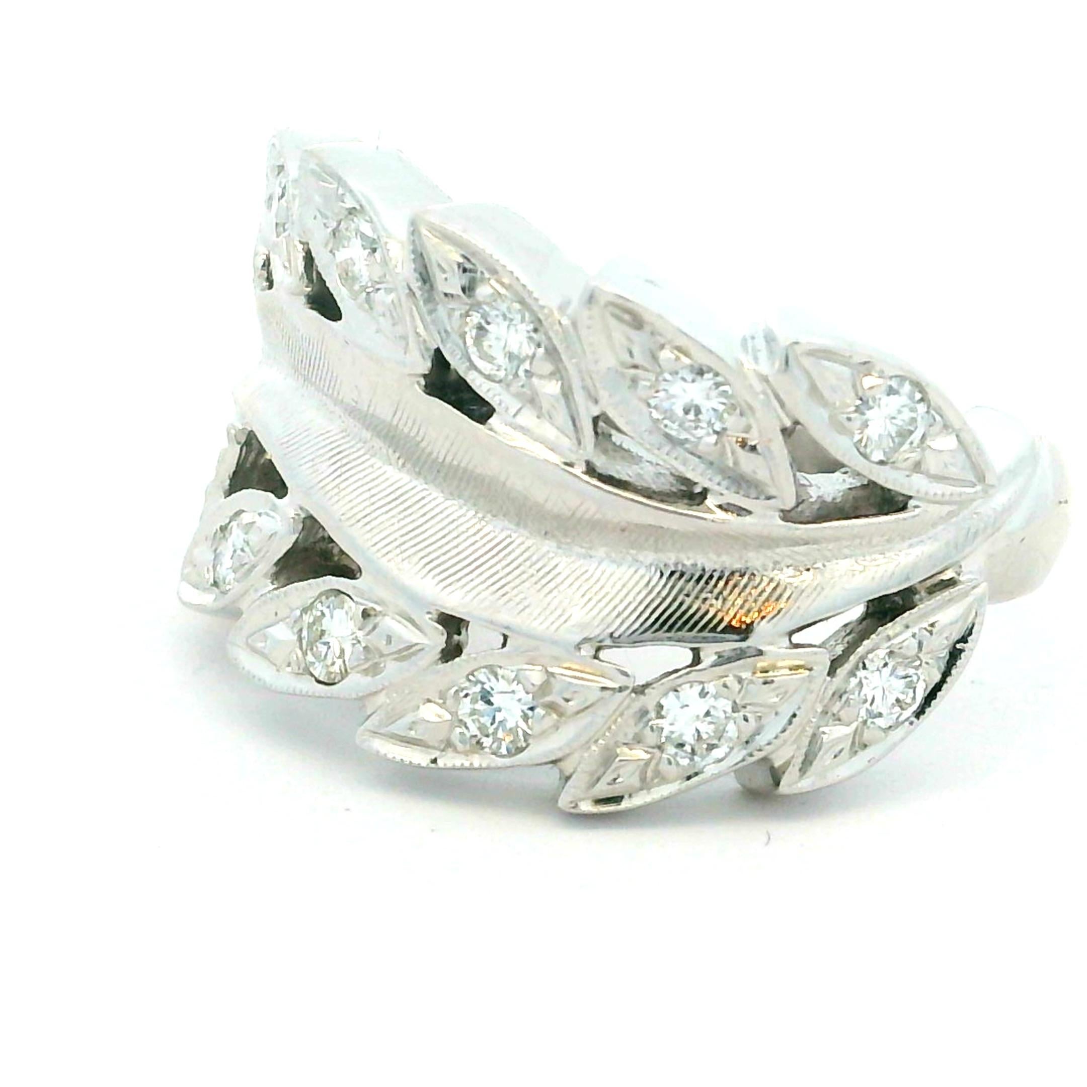 Bague by-pass en or blanc 14K diamant feuille de laurier, 0.80 carat, années 1970 en vente 3