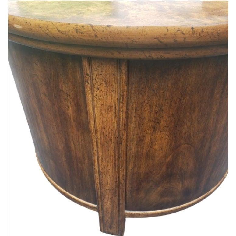 20ième siècle Table d'extrémité de style tambour classique américain en noyer massif des années 1970 en vente