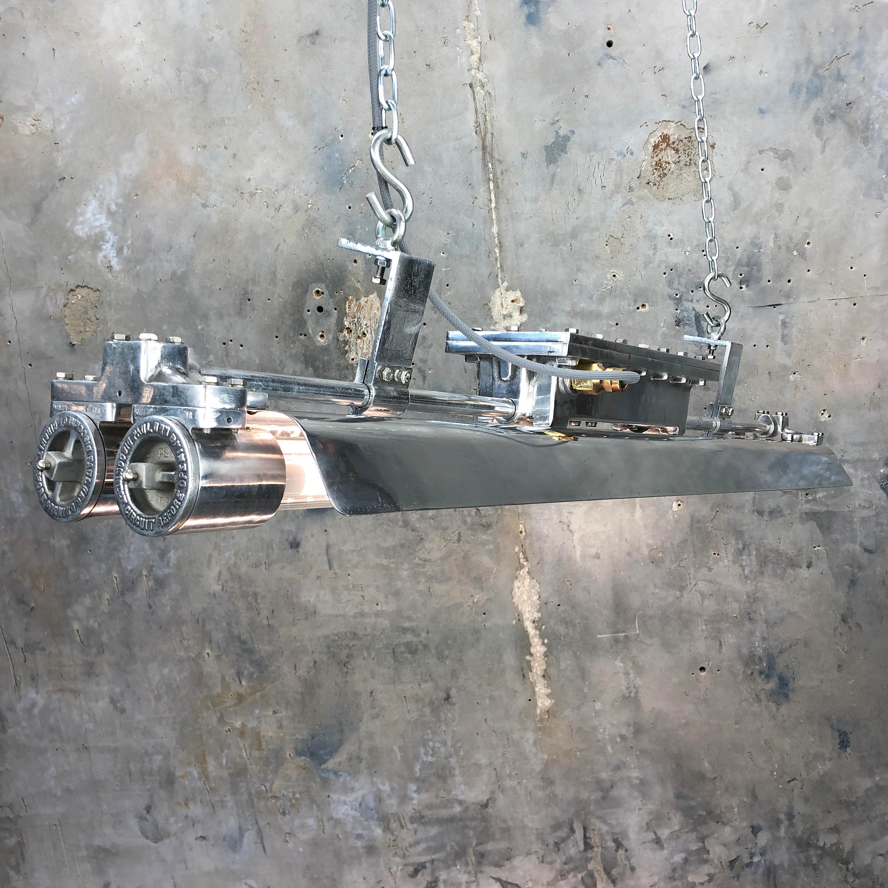 Questa è una striscia luminosa a prova di fiamma di 4 piedi prodotta da Crouse Hinds / Pauluhn, Texas, USA.

Questi rari esemplari sono stati realizzati negli anni '70 per essere utilizzati in aree pericolose su super petroliere e navi da carico