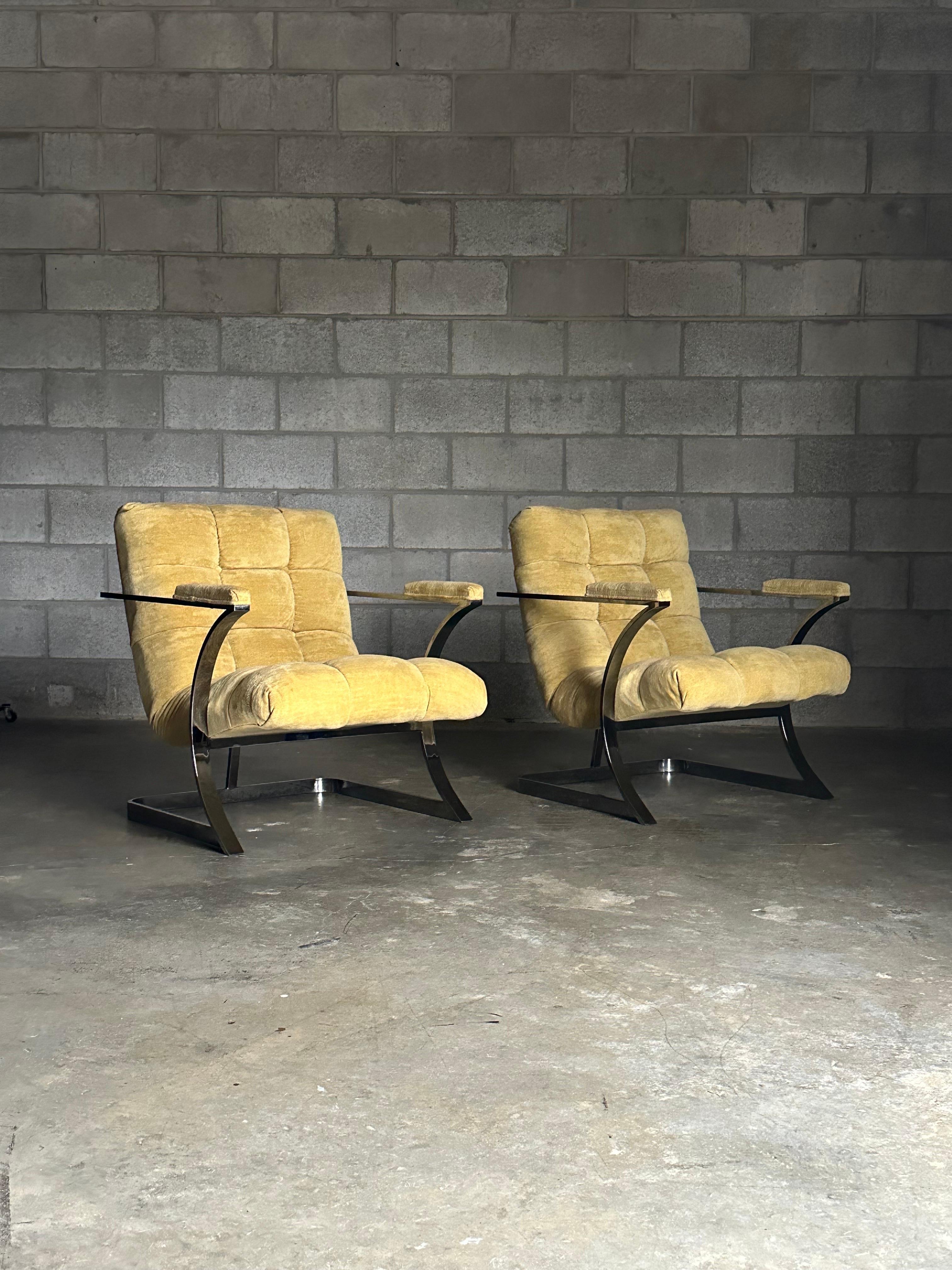 Wonderful pair of American Modernist designer lounge chairs. Features dramatic cantilevered frames with a scoop like seat complete in biscuit tufting. Very reminiscent of Milo Baughman’s designs, however, these are unmarked. 

Seat height varies