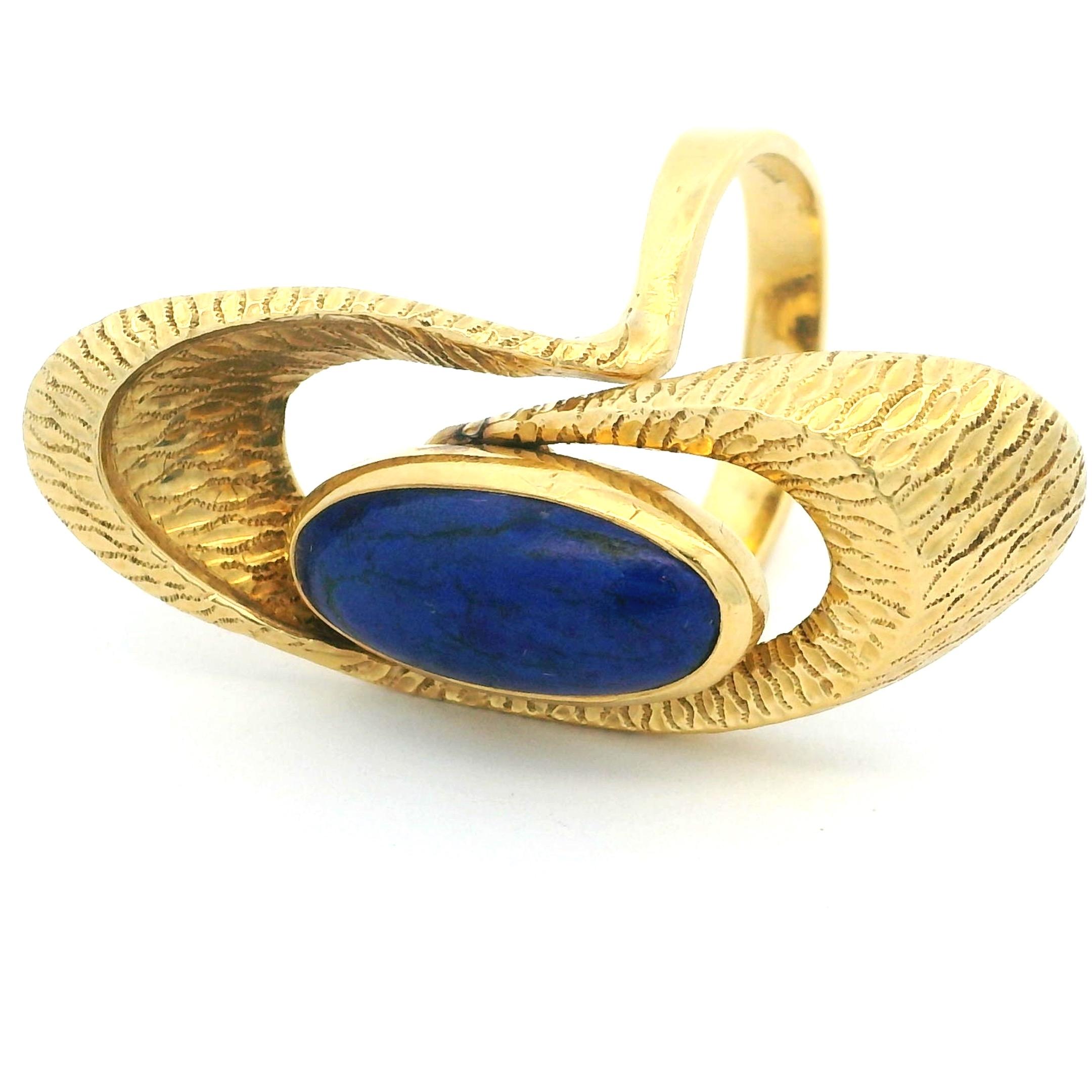 1970er Jahre amerikanischer Modernist 1,75 Karat Lapis Lazuli strukturierter 14K Gold Ring im Angebot 4